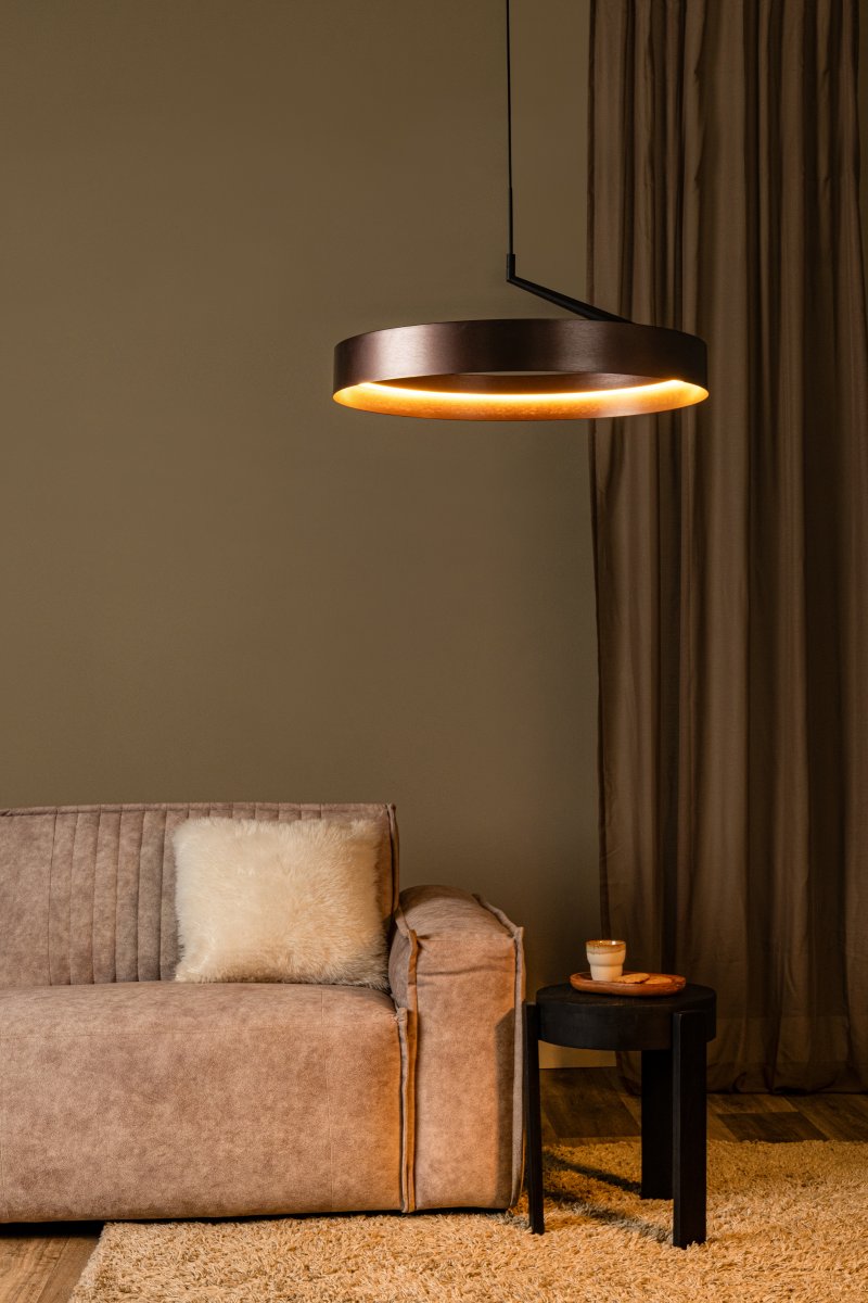 Leonard Ø55 Brun loftslampe Fra Lucide - Den cirkul&aelig;re sk&aelig;rm har en integreret LED-strip p&aring; indersiden, der spreder et kraftfuldt og j&aelig;vnt lys nedad, perfekt til omr&aring;der i hjemmet, hvor god belysning er vigtig.