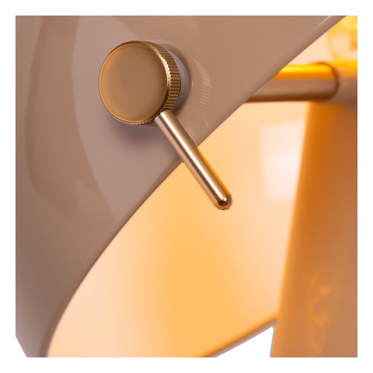 Barone 52cm Taupe bordlampe Fra Lucide - Barone er en elegant bordlampe i metal med en blank taupe-finish og stilfulde messingdetaljer.