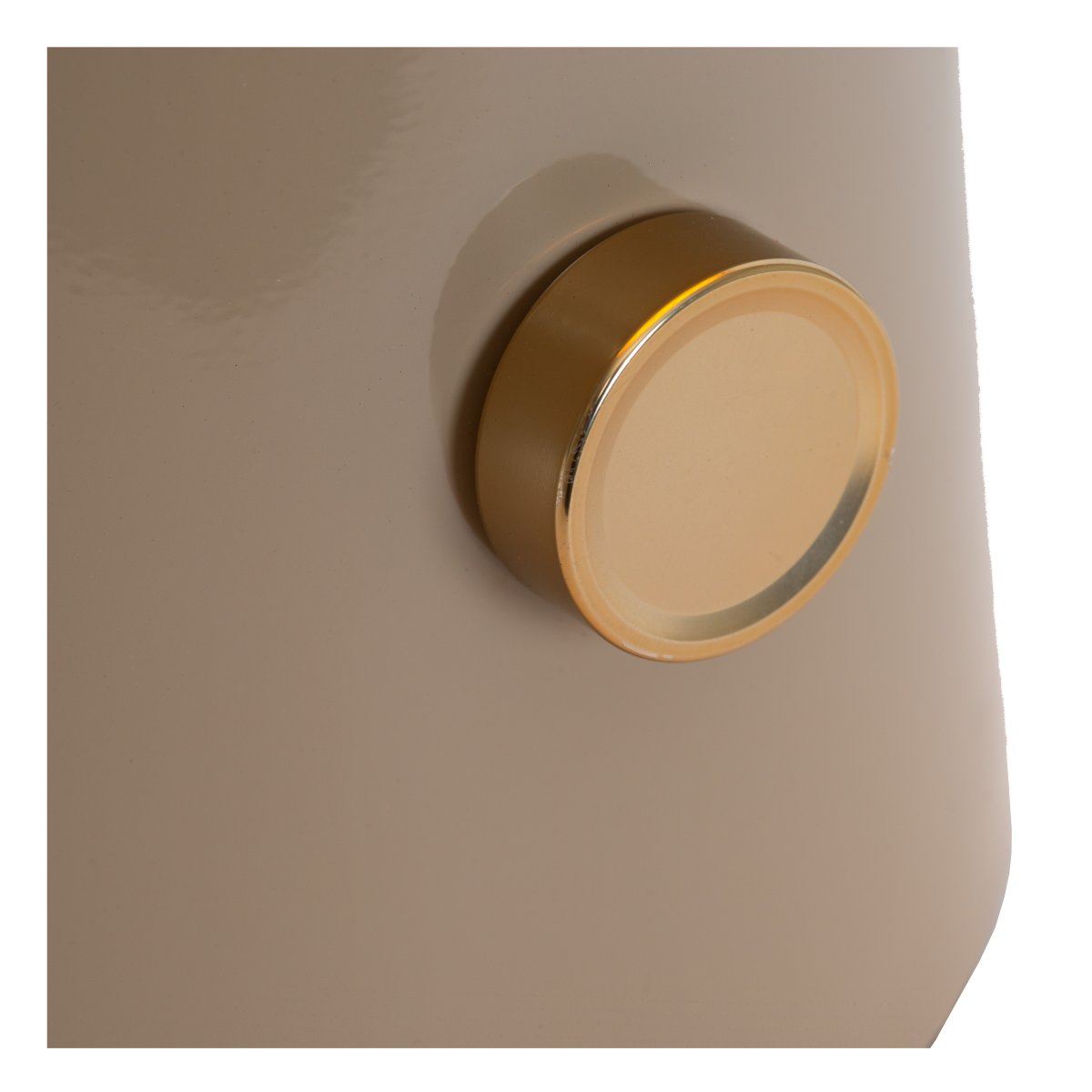 Barone 52cm Taupe bordlampe Fra Lucide - Barone er en elegant bordlampe i metal med en blank taupe-finish og stilfulde messingdetaljer.
