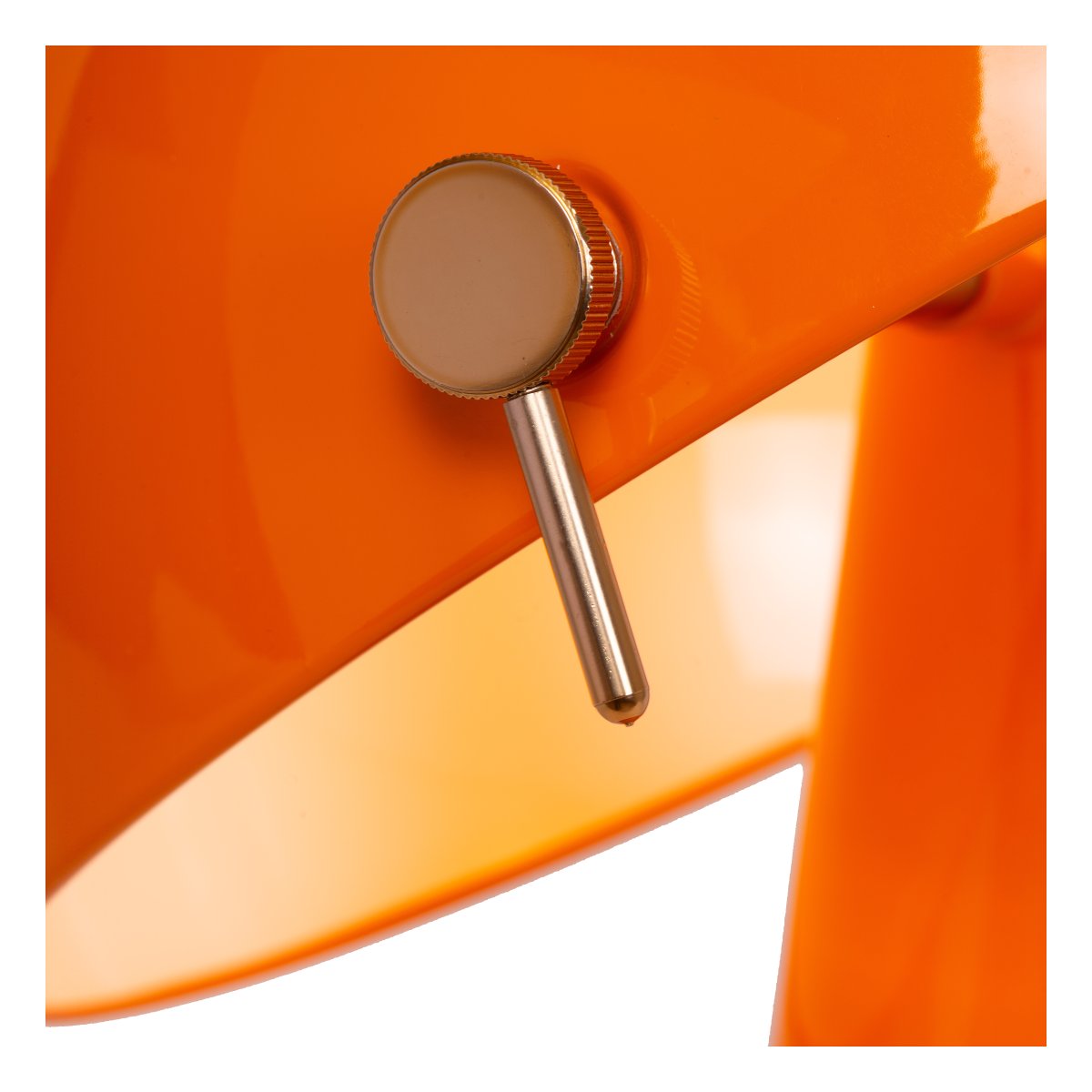 Barone 52cm Orange bordlampe Fra Lucide - Barone er en elegant bordlampe i metal med en skinnende orange finish og stilfulde messingdetaljer.