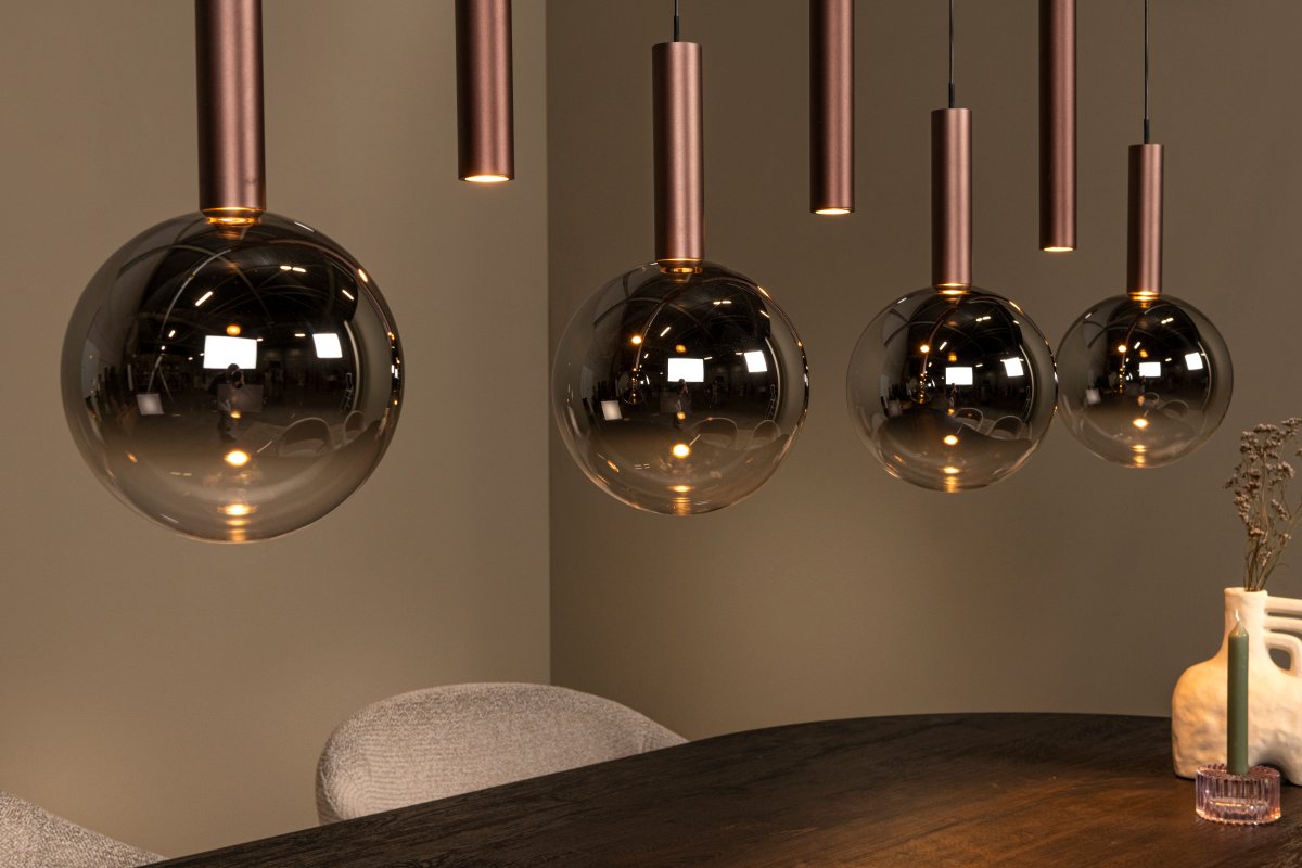 Jamsine 137cm Kobber loftslampe Fra Lucide - De r&oslash;gede sk&aelig;rme spreder et varmt og behageligt lys, mens de tre spotlights giver et rettet og klart lys nedad.