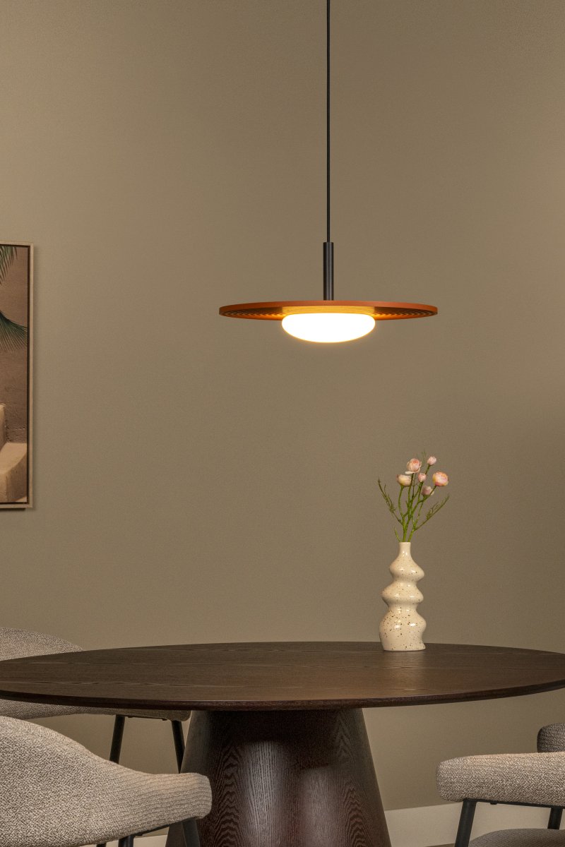 Carmino Ø38 Terrakotta loftslampe Fra Lucide - Carmino passer perfekt over for eksempel spisebordet, hvor den bliver både en dekorativ detalje og et funktionelt lyspunkt.