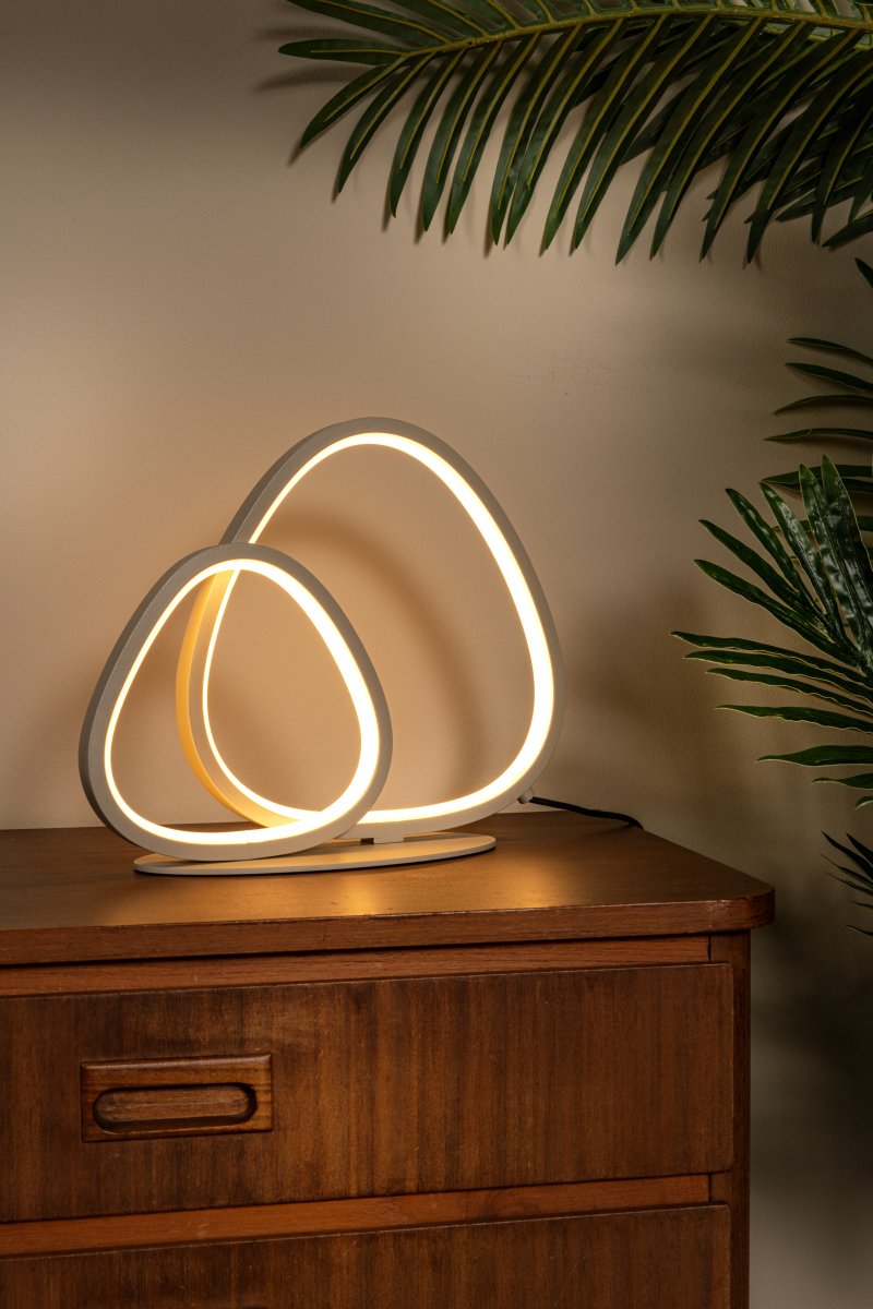 Samling 23cm Taupe bordlampe Fra Lucide - Perfekt til placering i vinduet eller p&aring; et sk&aelig;nk i stuen.