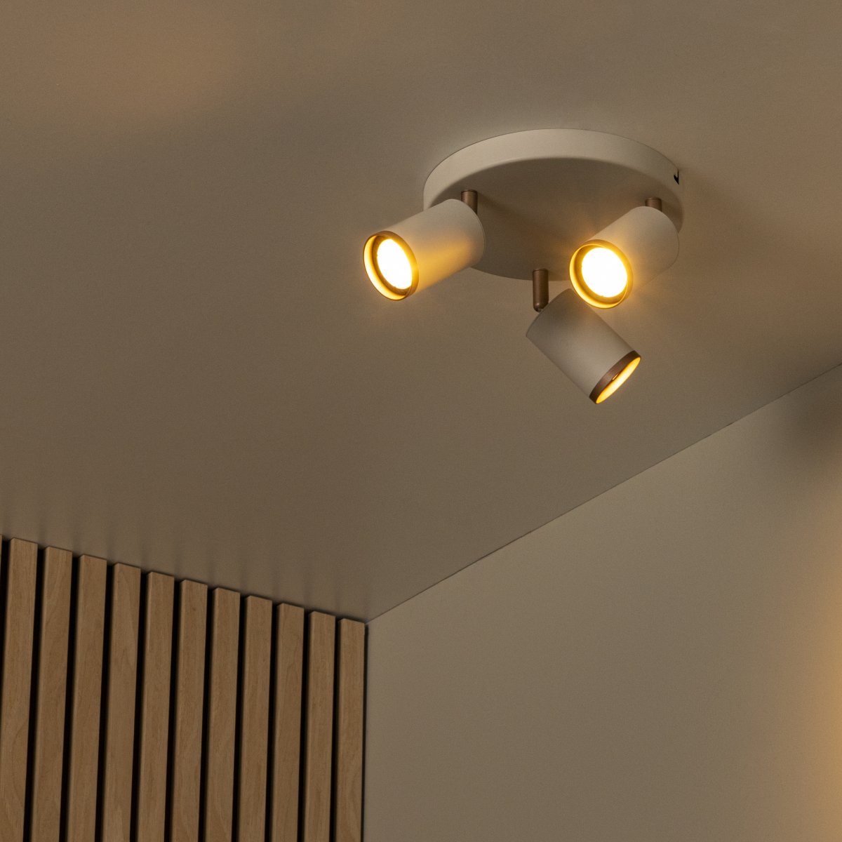 Regina 3 Taupe spotlight Fra Lucide - De tre bev&aelig;gelige spotlights g&oslash;r det nemt at rette lyset derhen, hvor du har brug for det, og giver b&aring;de funktionel og fleksibel belysning.