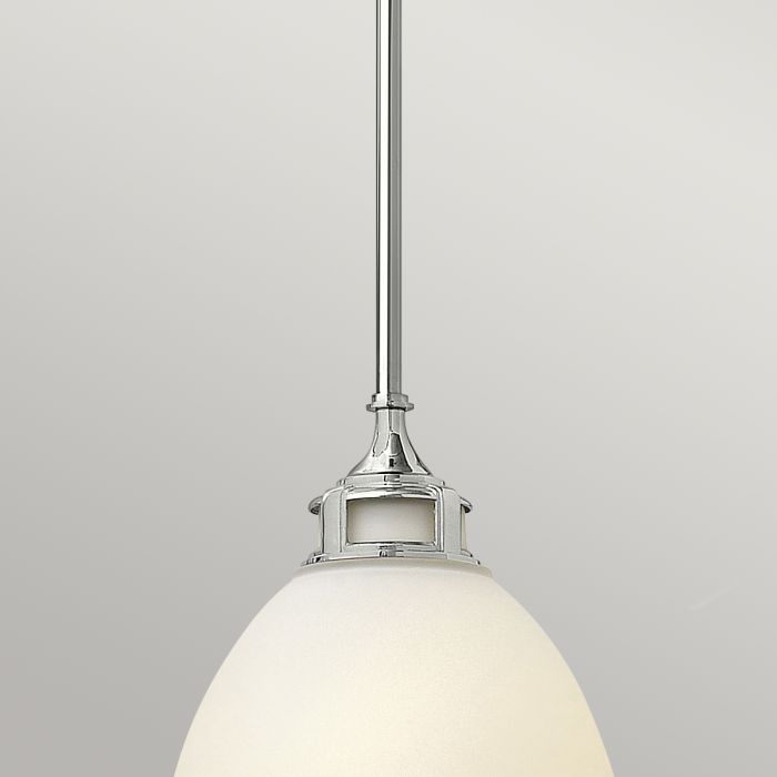 Amelia Ø32 Chrom loftslampe Fra Elstead Lighting - Amelia har en klassisk pendeldesign som f&ouml;rnyar vintage-detaljer med ett gjutet glasf&auml;ste, en gjuten metallram samt framtr&auml;dande g&aring;ngj&auml;rn och sp&auml;nnen.