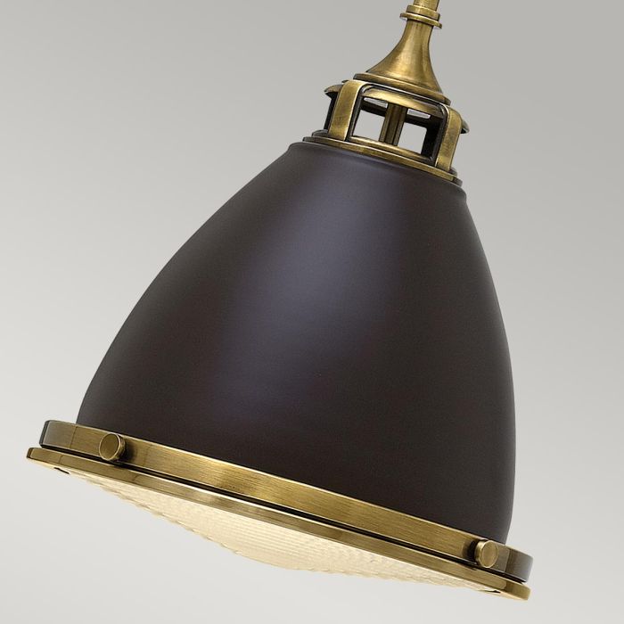 Amelia Ø32 Bronze/messing loftslampe Fra Elstead Lighting - Kupolen har en etsad prismatisk bottenlins, och denna helmetalliska versionen i brons och m&auml;ssingdetaljer har en autentisk vintagelook.