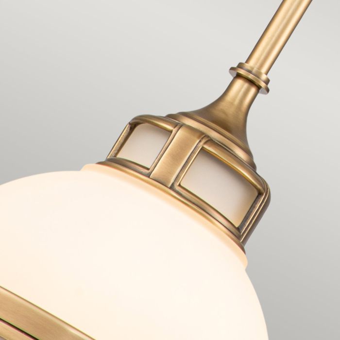 Amelia Ø30 Messing loftslampe Fra Elstead Lighting - Amelia har en klassisk pendeldesign som f&ouml;rnyar vintage-detaljer med ett gjutet glasf&auml;ste, en gjuten metallram samt framtr&auml;dande g&aring;ngj&auml;rn och sp&auml;nnen.
