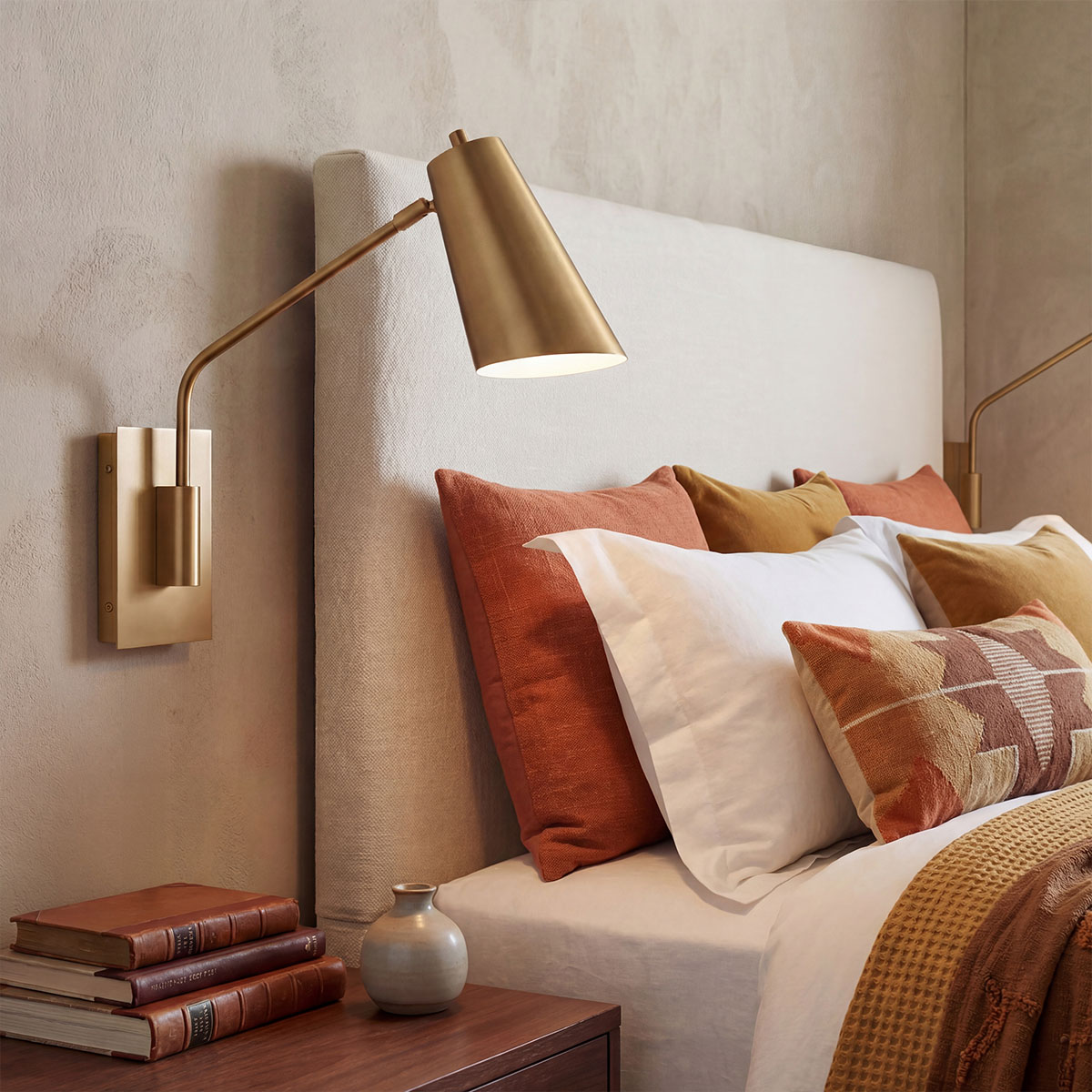 Bray 42cm Messing læselampe Fra Elstead Lighting - Bray er en praktisk v&aelig;glampe med et minimalistisk design i en lakeret messingfinish.