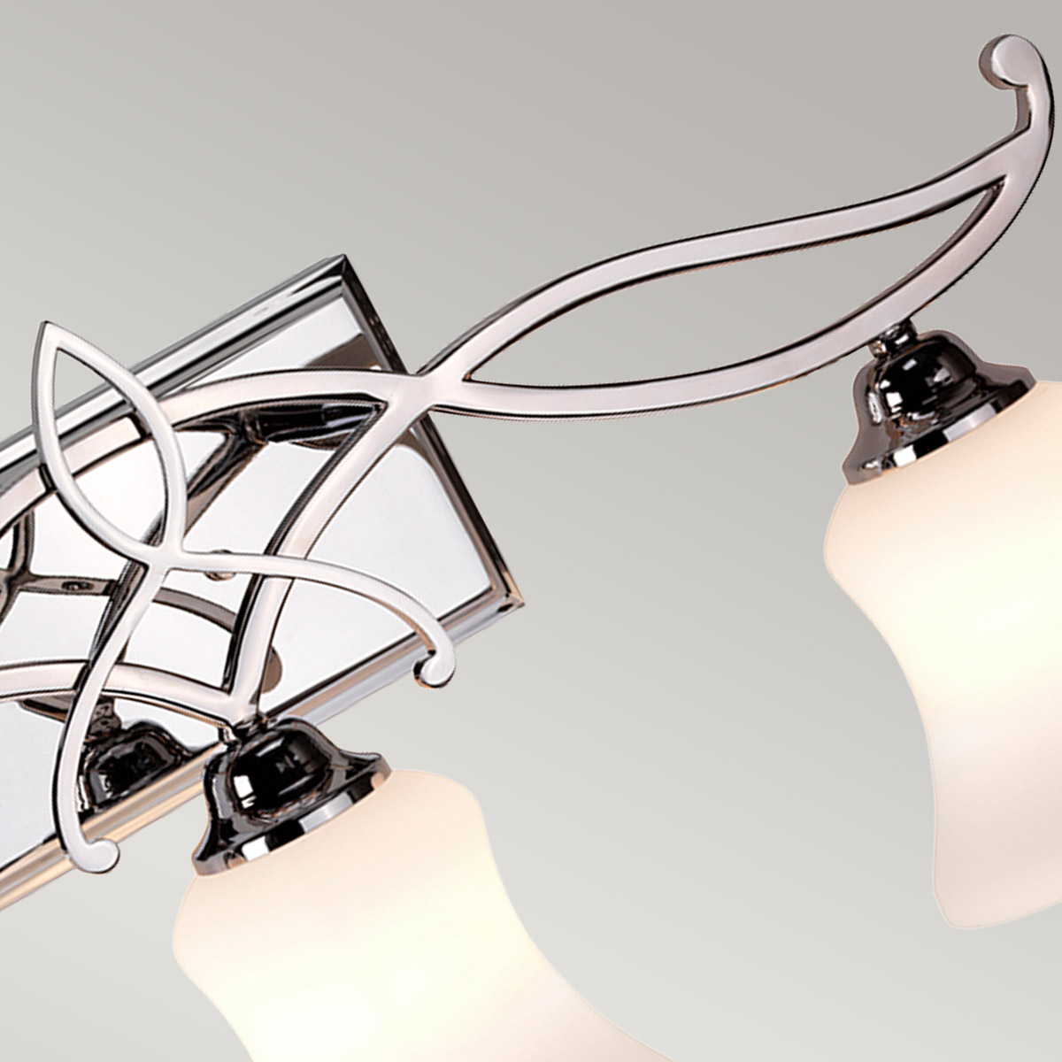 Brooke 60cm Poleret krom badeværelseslampe Fra Elstead Lighting - Brooke v&aelig;glampe har et opdateret traditionelt design med en minimalistisk smedet rulledetalje i poleret krom, der elegant komplementerer det &aelig;tsede opalglas.