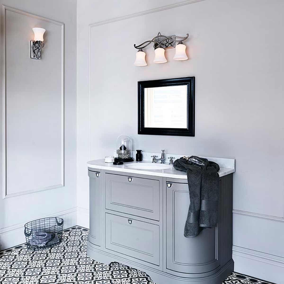 Brooke 60cm Poleret krom badeværelseslampe Fra Elstead Lighting - Brooke v&aelig;glampe har et opdateret traditionelt design med en minimalistisk smedet rulledetalje i poleret krom, der elegant komplementerer det &aelig;tsede opalglas.