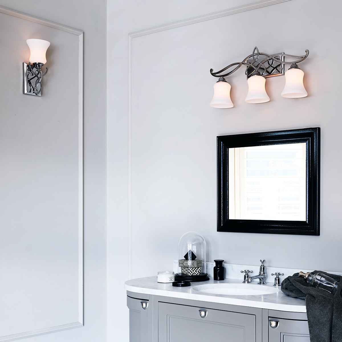 Brooke 60cm Poleret krom badeværelseslampe Fra Elstead Lighting - Brooke v&aelig;glampe har et opdateret traditionelt design med en minimalistisk smedet rulledetalje i poleret krom, der elegant komplementerer det &aelig;tsede opalglas.