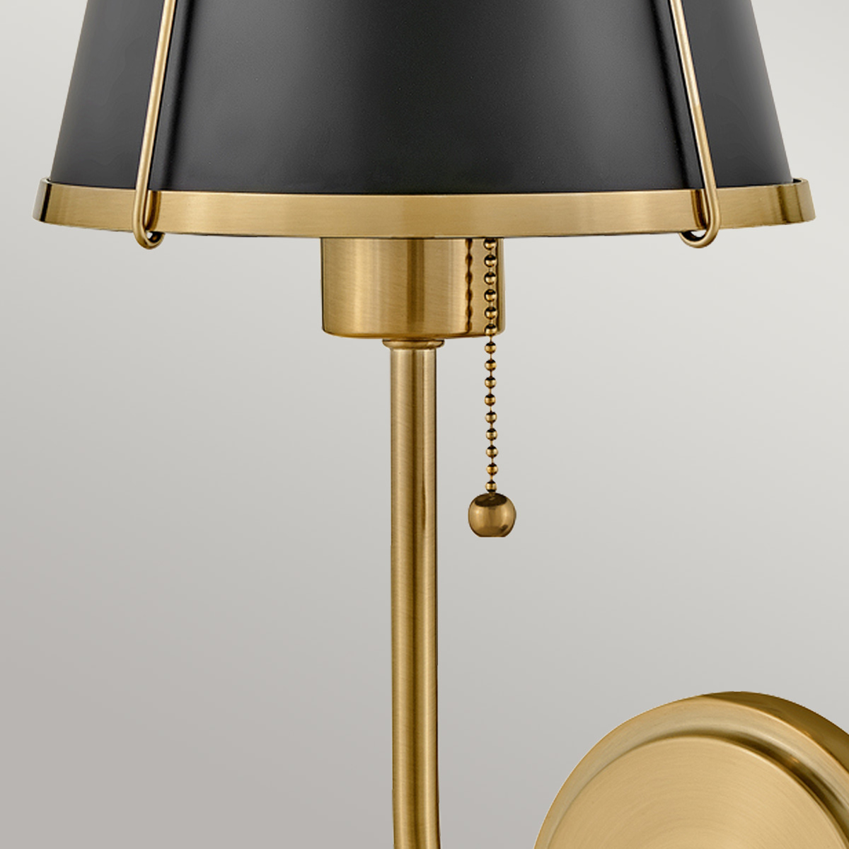 Clarke 40cm Messing/sort væglampe Fra Elstead Lighting - Clarke er en elegant væglampe lavet af stål med en smuk varm messingfinish og en stilfuld sort skærm.