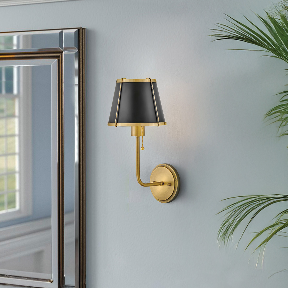 Clarke 40cm Messing/sort væglampe Fra Elstead Lighting - Clarke er en elegant væglampe lavet af stål med en smuk varm messingfinish og en stilfuld sort skærm.