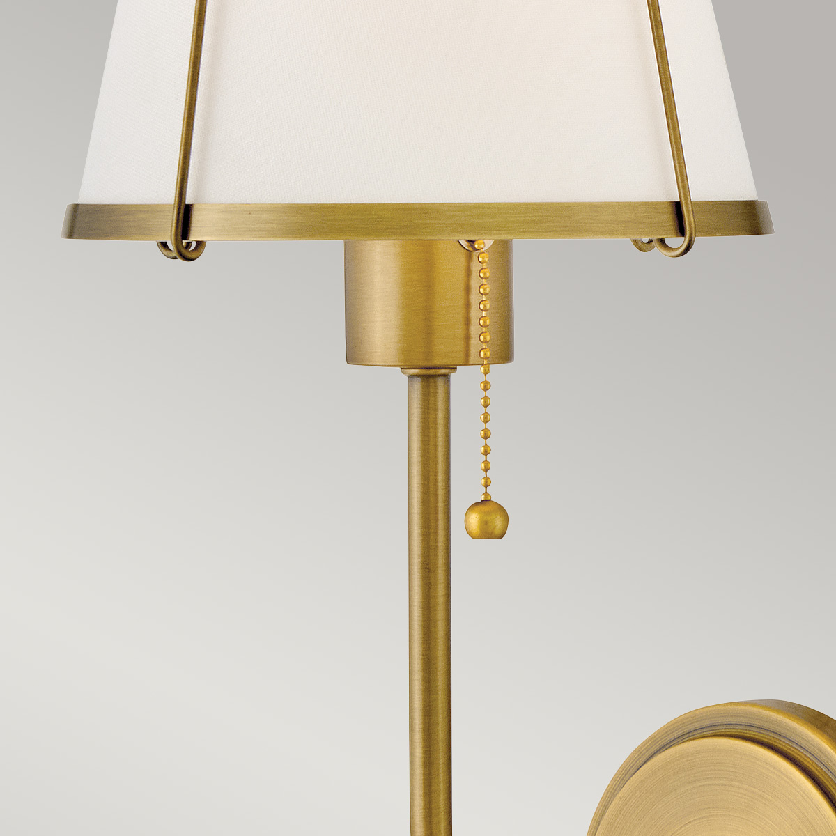 Clarke 40cm Messing/hvid væglampe Fra Elstead Lighting - Clarke er en elegant væglampe lavet af stål med en smuk varm messingfinish og en hvid linnedskærm.