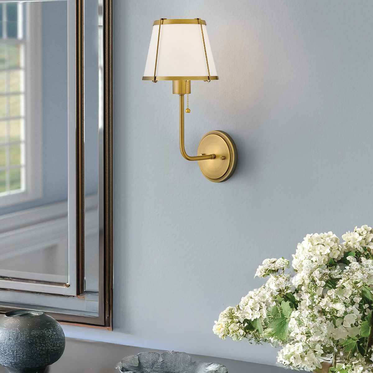 Clarke 40cm Messing/hvid væglampe Fra Elstead Lighting - Clarke er en elegant væglampe lavet af stål med en smuk varm messingfinish og en hvid linnedskærm.