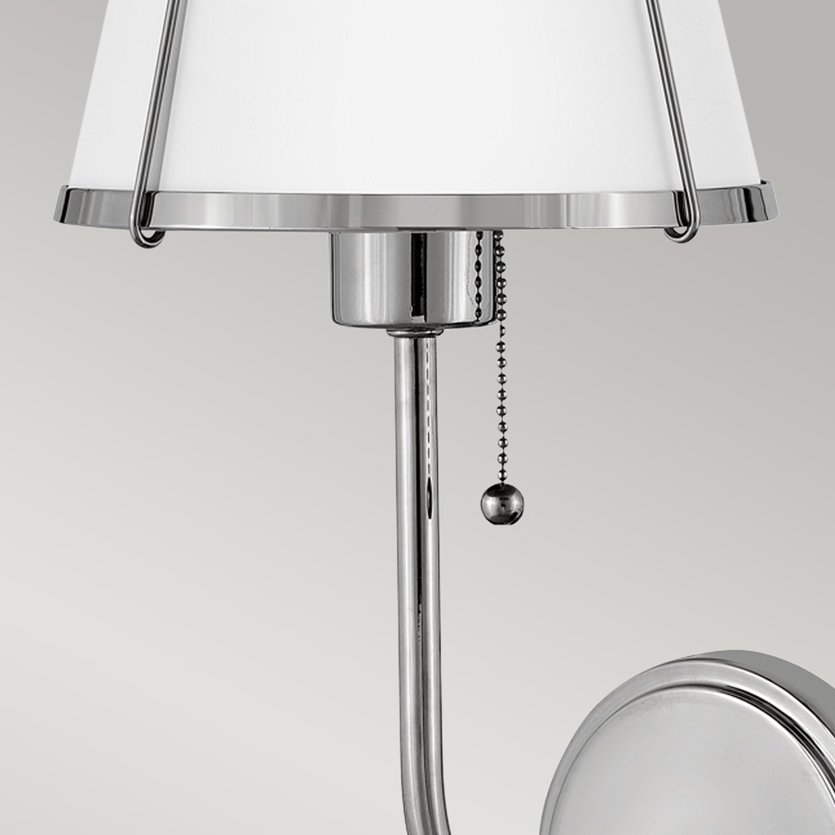 Clarke 40cm Nikkel/hvid væglampe Fra Elstead Lighting - Clarke er en elegant væglampe lavet af stål med en smuk poleret nikkelfinish og en stilfuld hvid skærm.