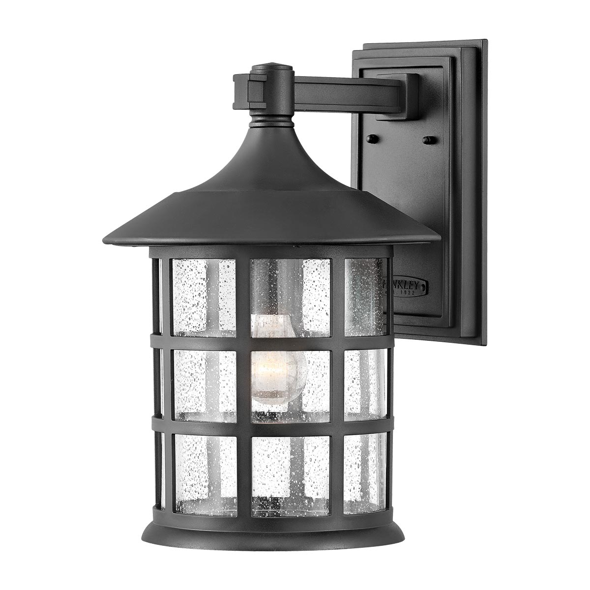 Freeport 40cm Sort udendørslampe Fra Elstead Lighting - Den er lavet af vejrbestandig komposit og glas og tilbyder en robust og langtidsholdbar konstruktion, der tåler hårde udendørsforhold uden at ruste eller korrodere.