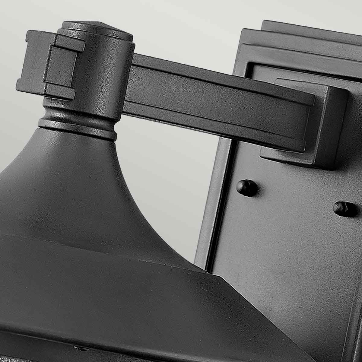 Freeport 40cm Sort udendørslampe Fra Elstead Lighting - Den er lavet af vejrbestandig komposit og glas og tilbyder en robust og langtidsholdbar konstruktion, der tåler hårde udendørsforhold uden at ruste eller korrodere.