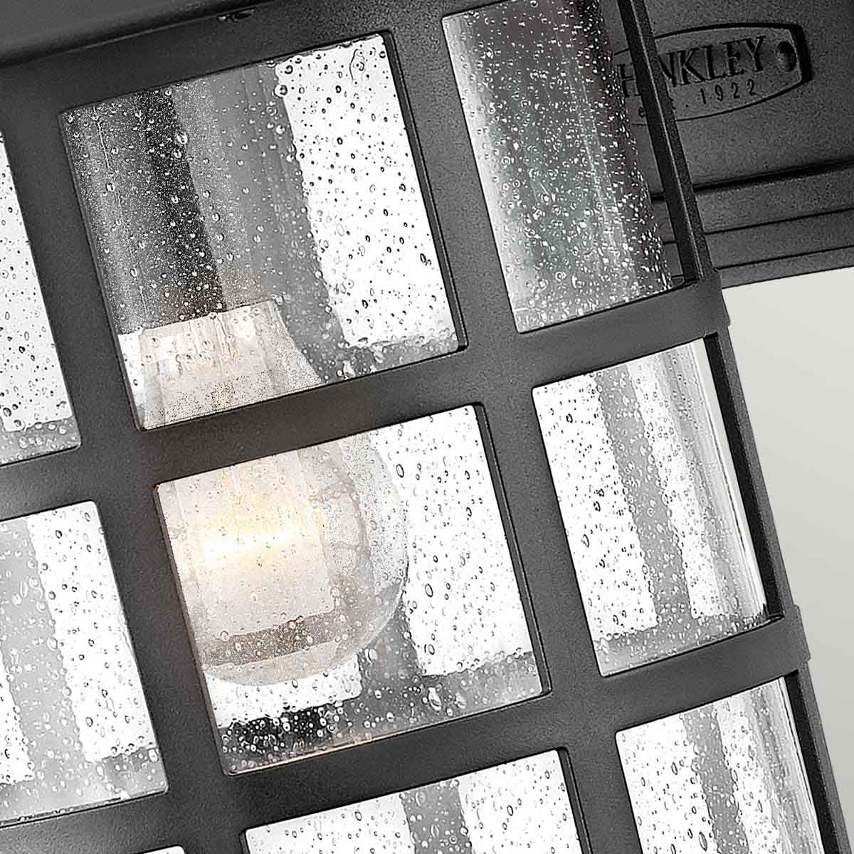 Freeport 40cm Sort udendørslampe Fra Elstead Lighting - Den er lavet af vejrbestandig komposit og glas og tilbyder en robust og langtidsholdbar konstruktion, der tåler hårde udendørsforhold uden at ruste eller korrodere.