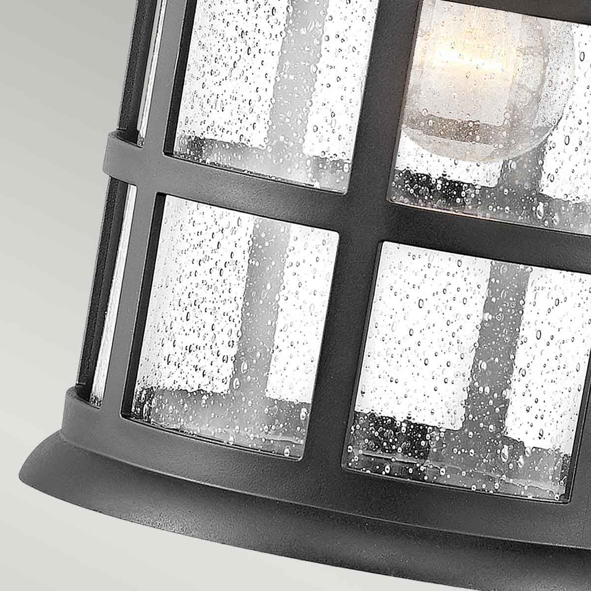 Freeport 40cm Sort udendørslampe Fra Elstead Lighting - Den er lavet af vejrbestandig komposit og glas og tilbyder en robust og langtidsholdbar konstruktion, der tåler hårde udendørsforhold uden at ruste eller korrodere.