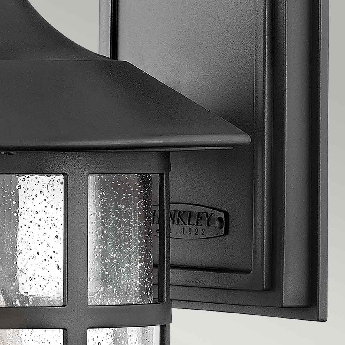 Freeport 40cm Sort udendørslampe Fra Elstead Lighting - Den er lavet af vejrbestandig komposit og glas og tilbyder en robust og langtidsholdbar konstruktion, der tåler hårde udendørsforhold uden at ruste eller korrodere.