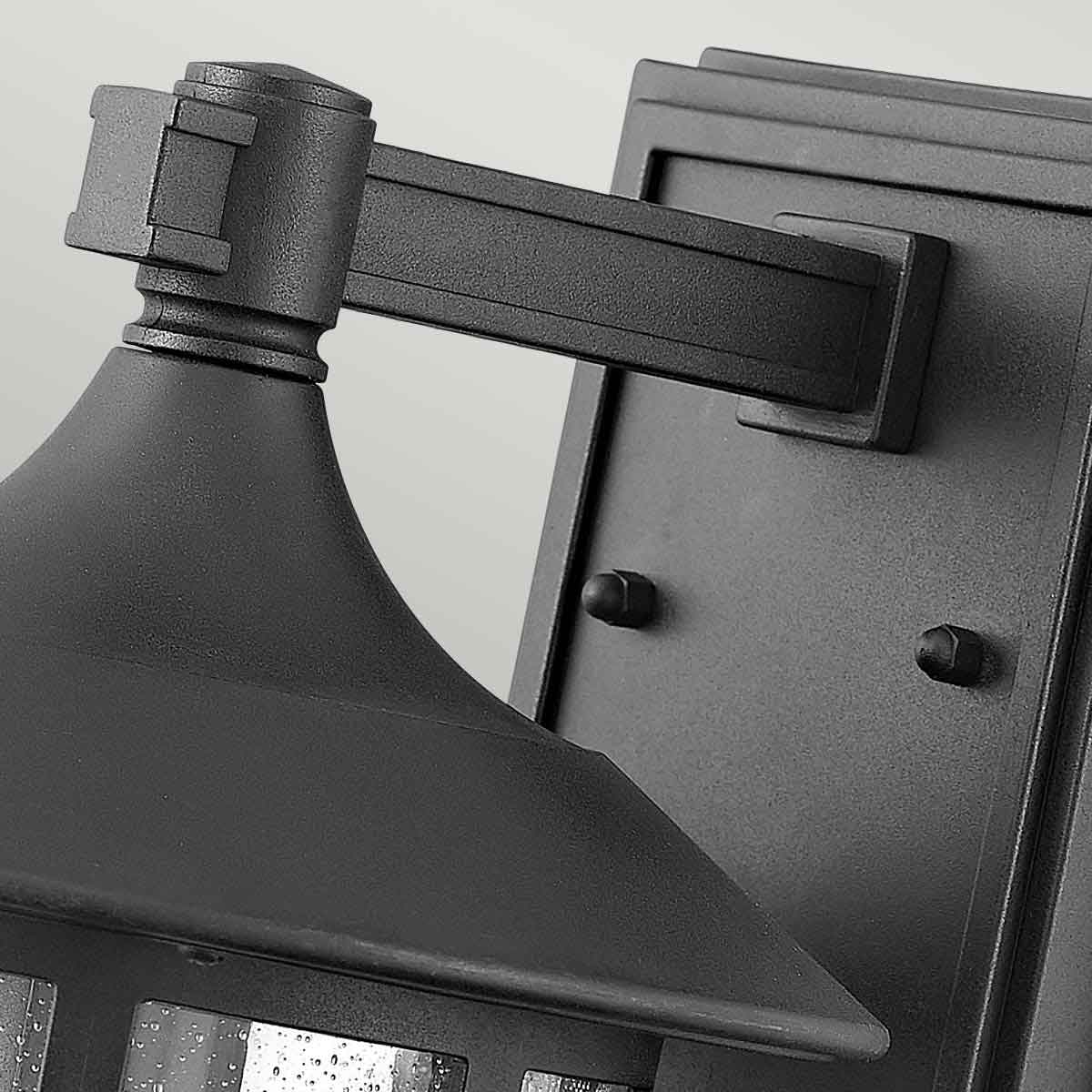 Freeport 30cm Sort udendørslampe Fra Elstead Lighting - Den er lavet af vejrbestandig komposit og glas og tilbyder en robust og langtidsholdbar konstruktion, der tåler hårde udendørsforhold uden at ruste eller korrodere.