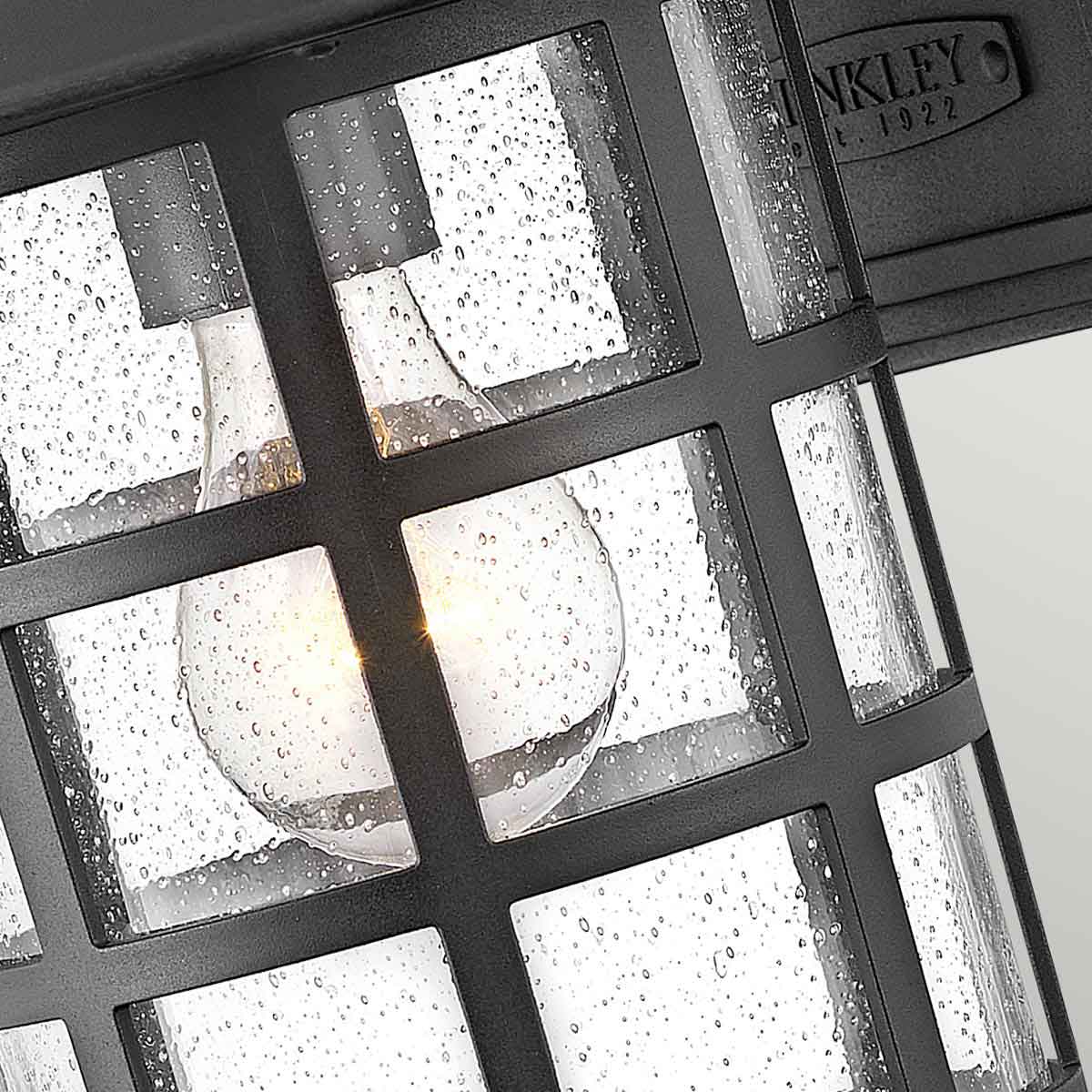 Freeport 30cm Sort udendørslampe Fra Elstead Lighting - Den er lavet af vejrbestandig komposit og glas og tilbyder en robust og langtidsholdbar konstruktion, der tåler hårde udendørsforhold uden at ruste eller korrodere.