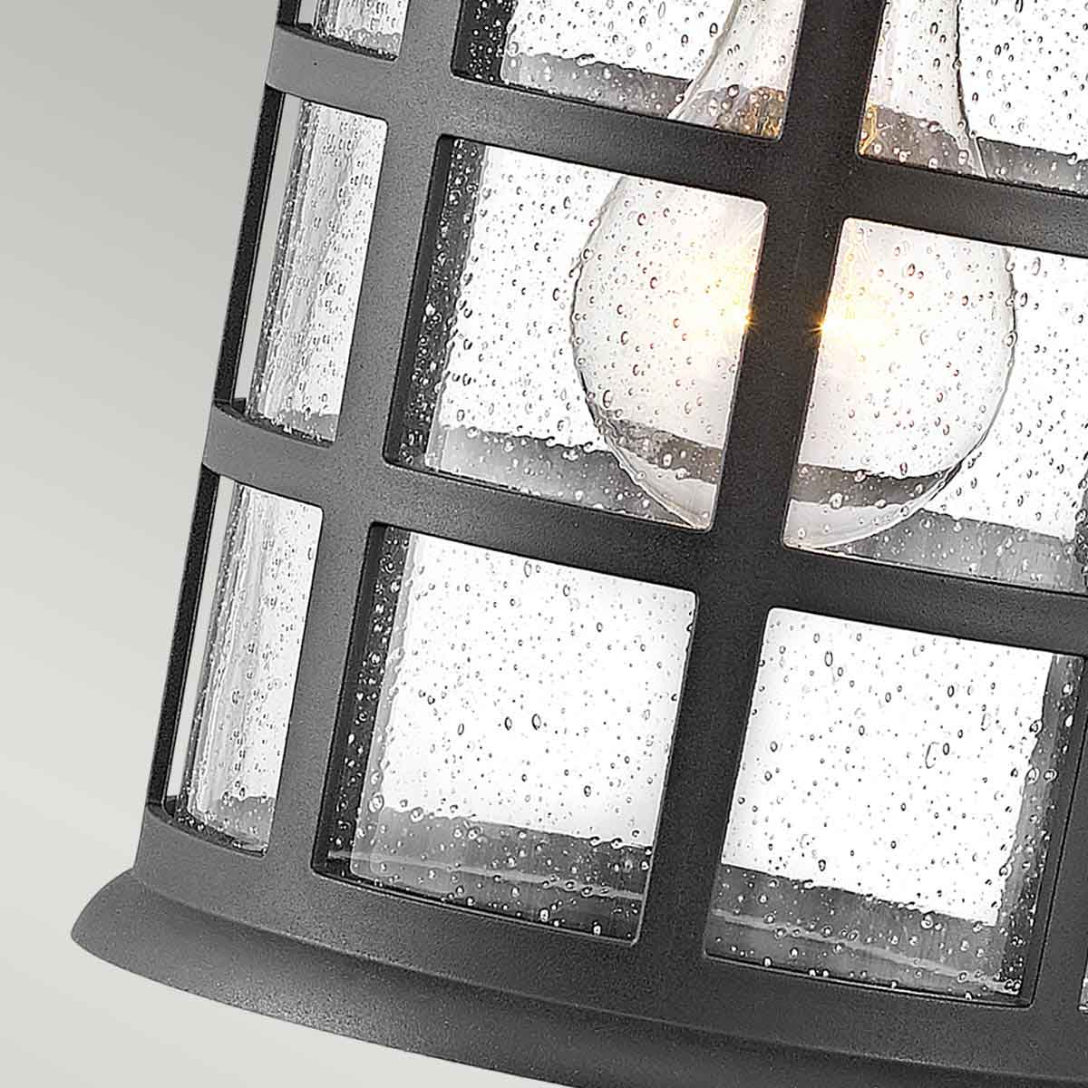 Freeport 30cm Sort udendørslampe Fra Elstead Lighting - Den er lavet af vejrbestandig komposit og glas og tilbyder en robust og langtidsholdbar konstruktion, der tåler hårde udendørsforhold uden at ruste eller korrodere.