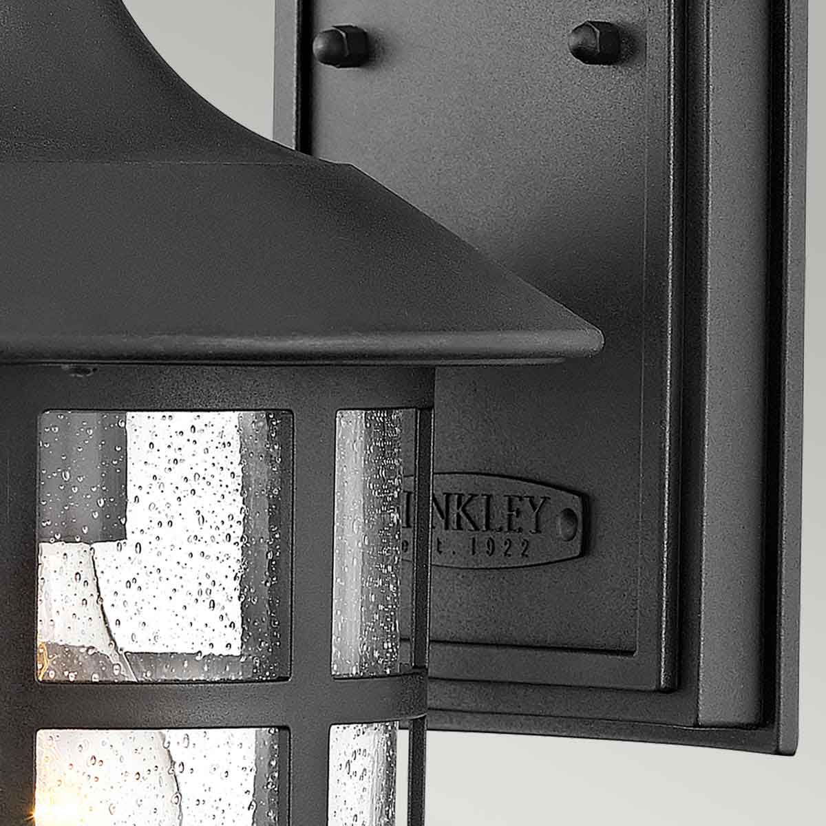 Freeport 30cm Sort udendørslampe Fra Elstead Lighting - Den er lavet af vejrbestandig komposit og glas og tilbyder en robust og langtidsholdbar konstruktion, der tåler hårde udendørsforhold uden at ruste eller korrodere.