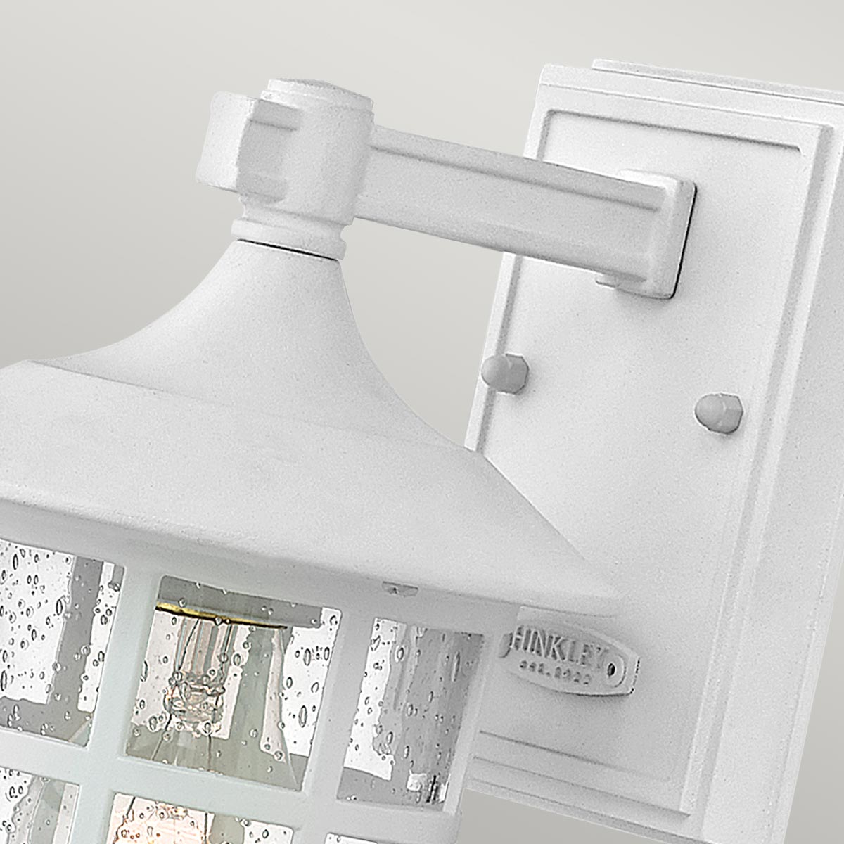 Freeport 24cm Hvid udendørslampe Fra Elstead Lighting - Den er lavet af vejrbestandig komposit og glas og tilbyder en robust og langtidsholdbar konstruktion, der tåler hårde udendørsforhold uden at ruste eller korrodere.