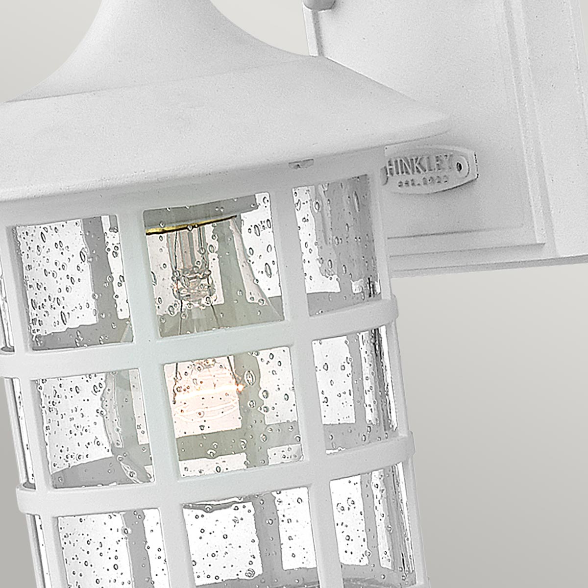 Freeport 24cm Hvid udendørslampe Fra Elstead Lighting - Den er lavet af vejrbestandig komposit og glas og tilbyder en robust og langtidsholdbar konstruktion, der tåler hårde udendørsforhold uden at ruste eller korrodere.