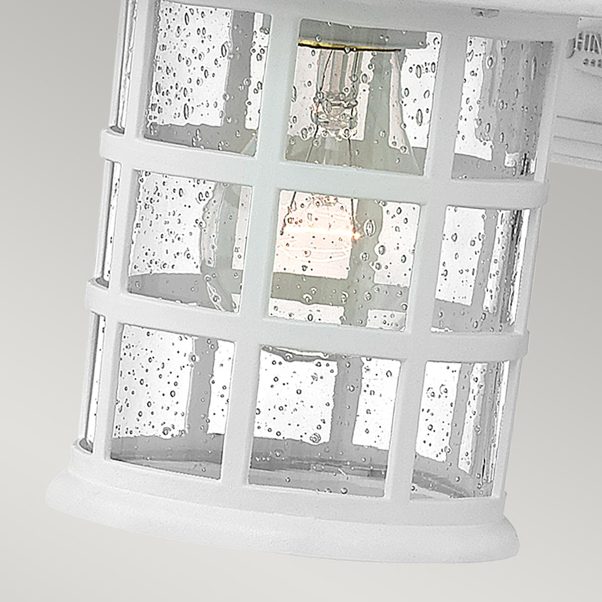 Freeport 24cm Hvid udendørslampe Fra Elstead Lighting - Den er lavet af vejrbestandig komposit og glas og tilbyder en robust og langtidsholdbar konstruktion, der tåler hårde udendørsforhold uden at ruste eller korrodere.