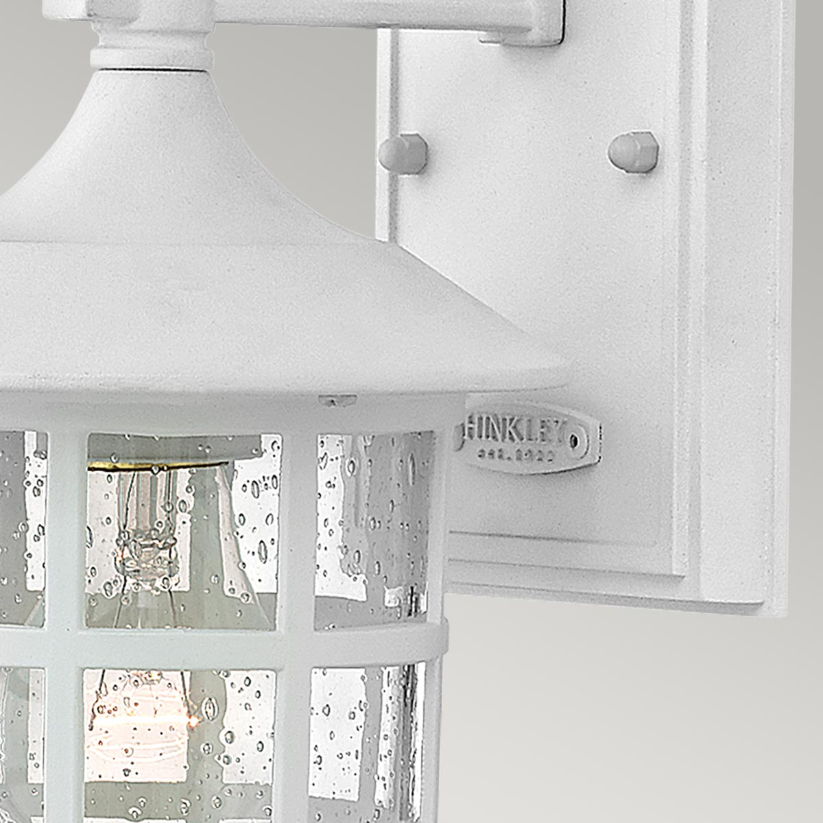 Freeport 24cm Hvid udendørslampe Fra Elstead Lighting - Den er lavet af vejrbestandig komposit og glas og tilbyder en robust og langtidsholdbar konstruktion, der tåler hårde udendørsforhold uden at ruste eller korrodere.