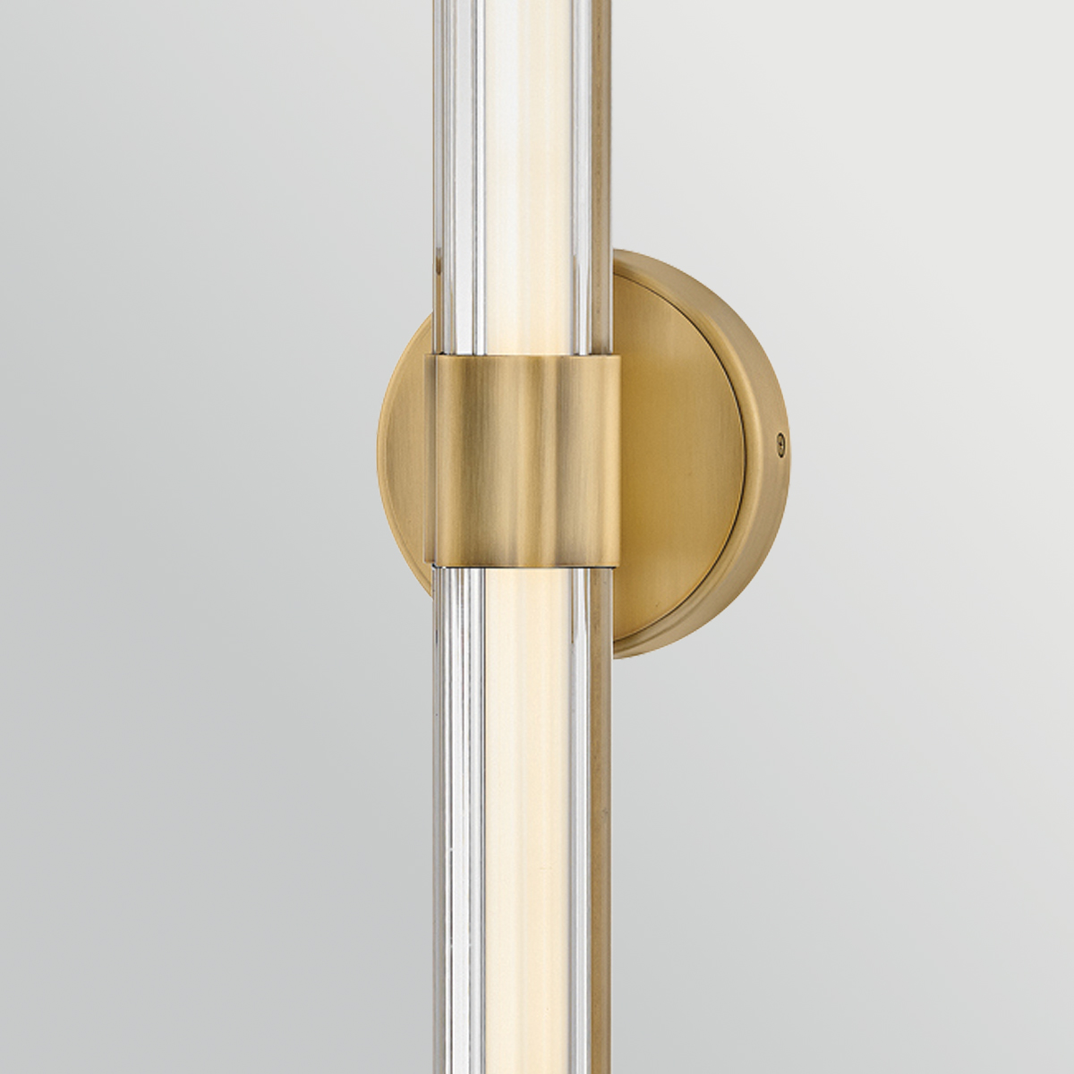 Georgette 60cm Messing badeværelseslampe Fra Elstead Lighting - Georgette er en elegant væglampe til badeværelset med et dekorativt og symmetrisk design.