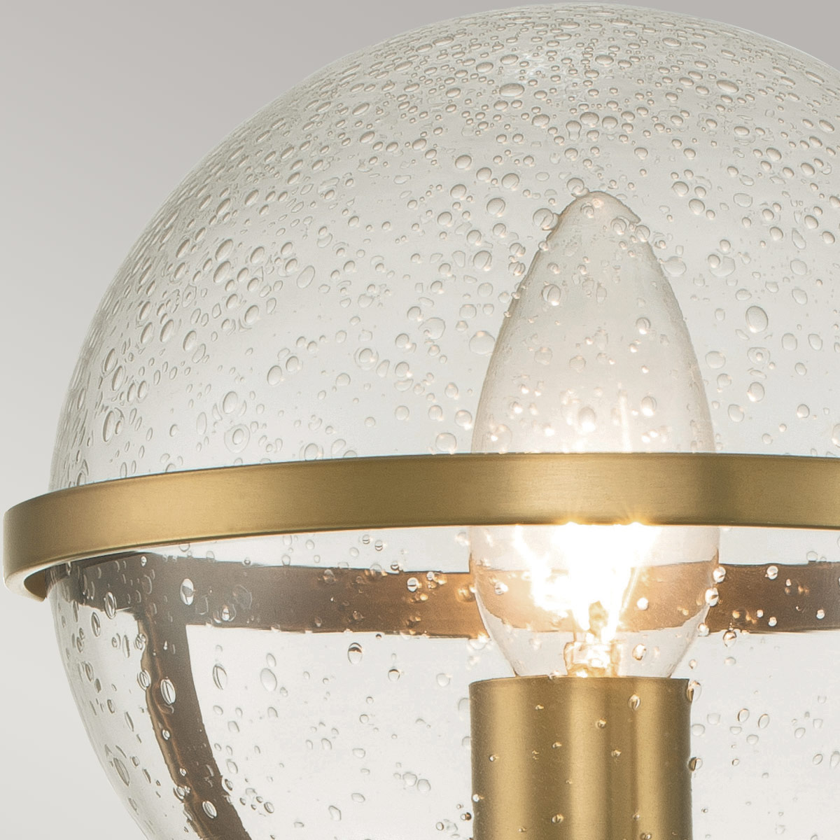 Hollis 40cm Antik messing badeværelseslampe Fra Elstead Lighting - Fremstillet af stål med en messingfinish er den både robust og dekorativ.