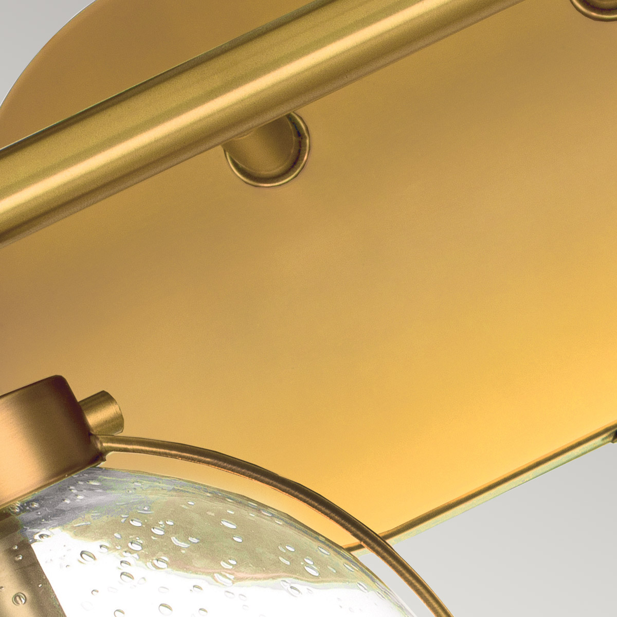 Hollis 40cm Antik messing badeværelseslampe Fra Elstead Lighting - Fremstillet af stål med en messingfinish er den både robust og dekorativ.