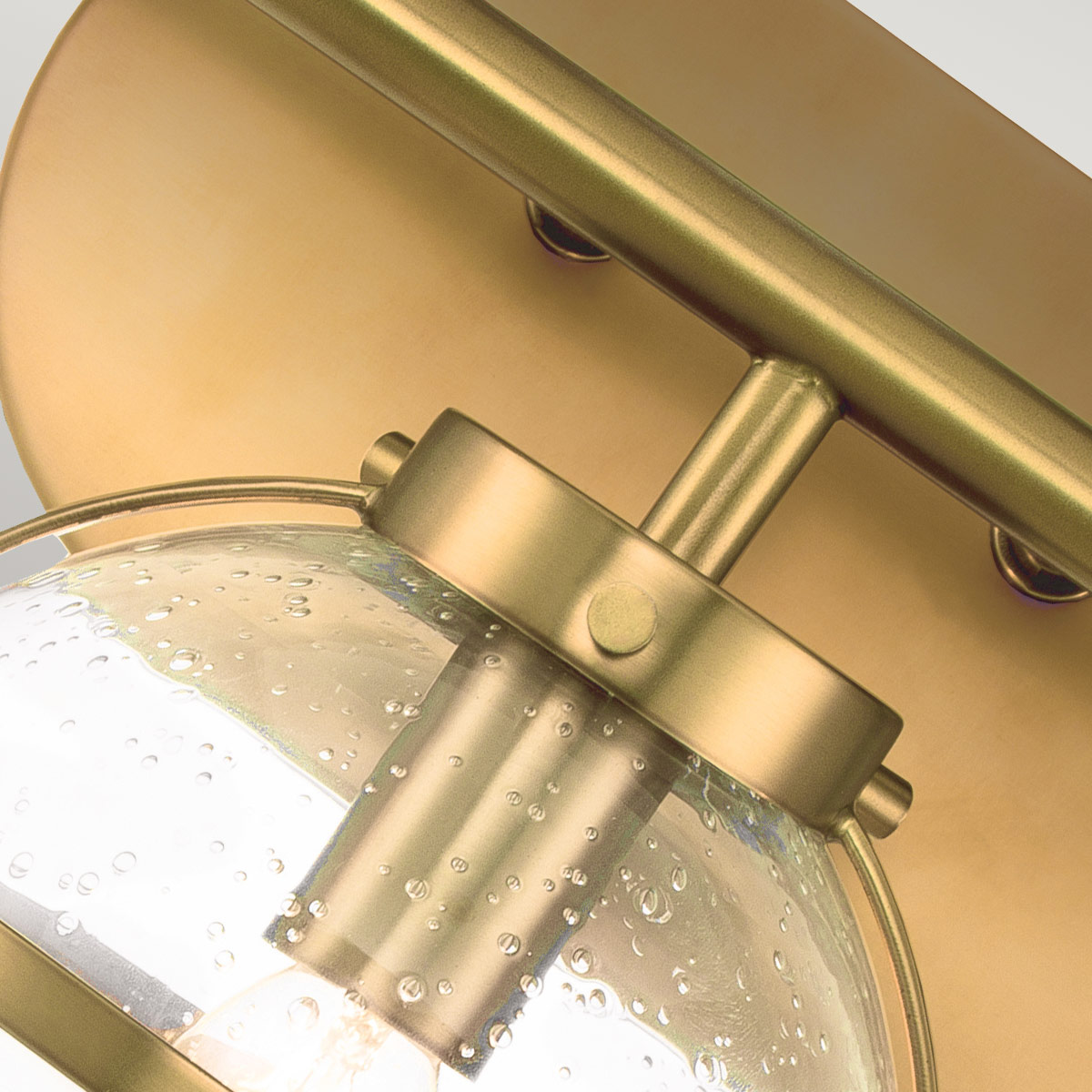 Hollis 60cm Antik messing badeværelseslampe Fra Elstead Lighting - Fremstillet af stål med en messingfinish er den både robust og dekorativ.