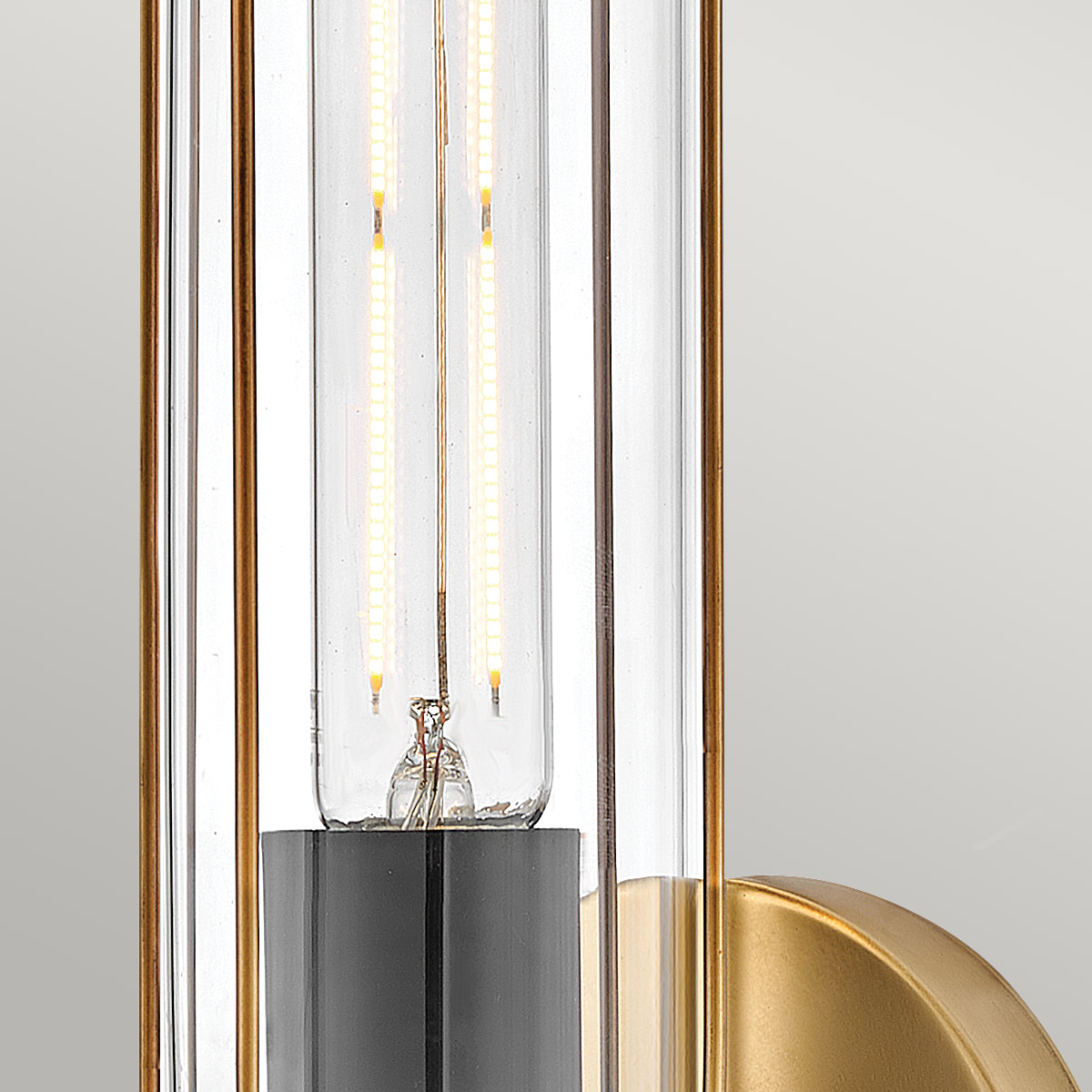 Masthead 35cm Messing badeværelseslampe Fra Elstead Lighting - Den er lavet af stål og glas og har en sofistikeret messingfinish kombineret med sorte detaljer, der giver et luksuriøst og tidløst udtryk.