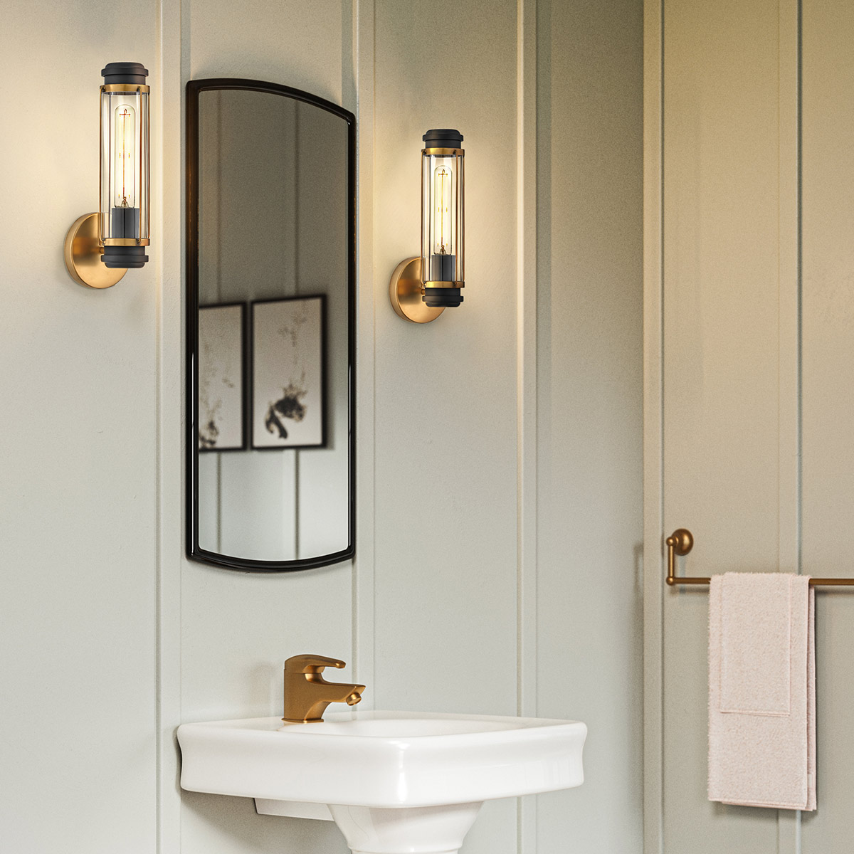 Masthead 35cm Messing badeværelseslampe Fra Elstead Lighting - Den er lavet af stål og glas og har en sofistikeret messingfinish kombineret med sorte detaljer, der giver et luksuriøst og tidløst udtryk.