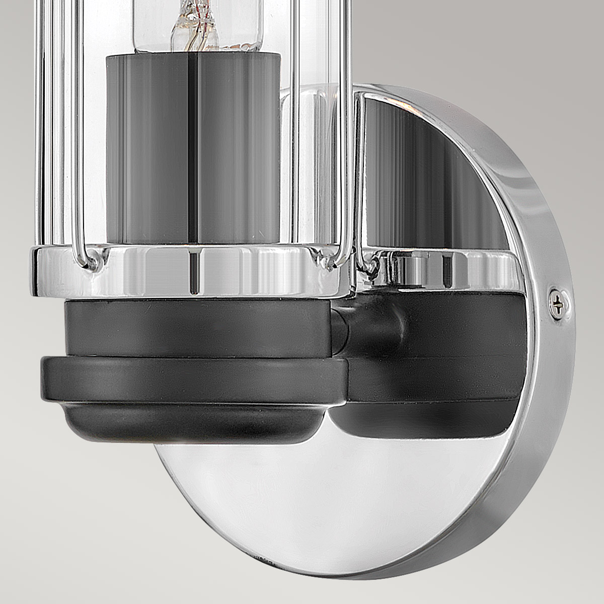 Masthead 35cm Chrom badeværelseslampe Fra Elstead Lighting - Den er lavet af stål og glas og har en sofistikeret poleret kromfinish kombineret med sorte detaljer, der giver et luksuriøst og tidløst udtryk.