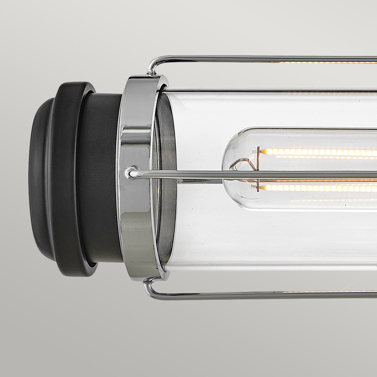 Masthead 60cm Chrom badeværelseslampe Fra Elstead Lighting - Den er lavet af stål og glas og har en sofistikeret poleret kromfinish kombineret med sorte detaljer, der giver et luksuriøst og tidløst udtryk.