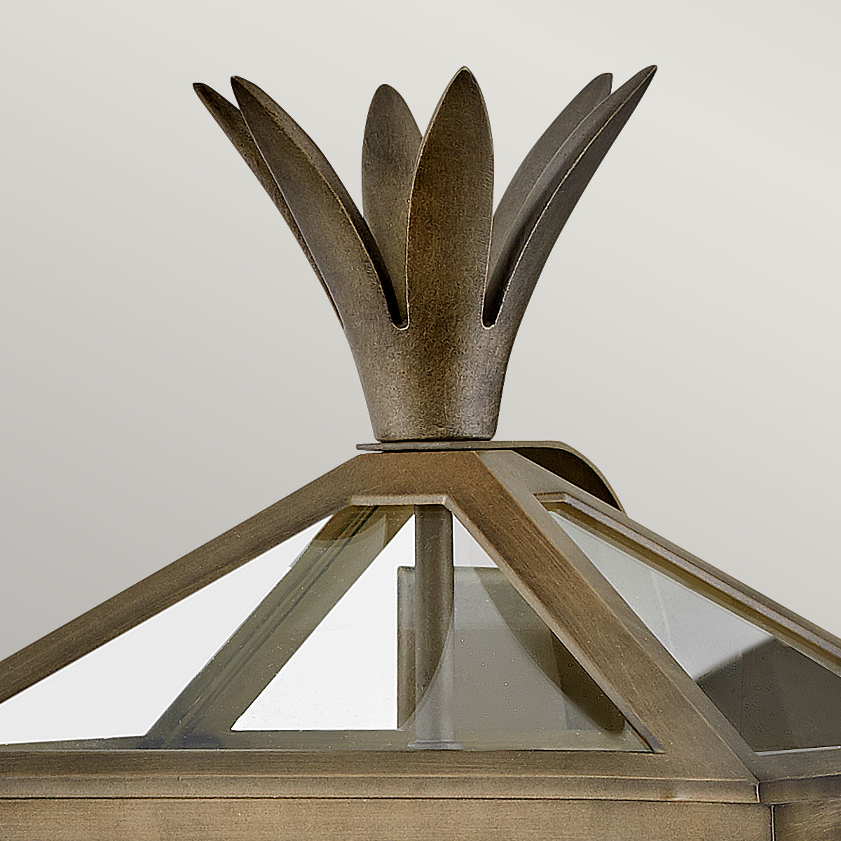 Palma Bronze udendørslampe Fra Elstead Lighting - Palma er lavet af aluminium med klart glas og tilbyder både holdbarhed og et strejf af gammeldags charme, perfekt til udendørs brug.