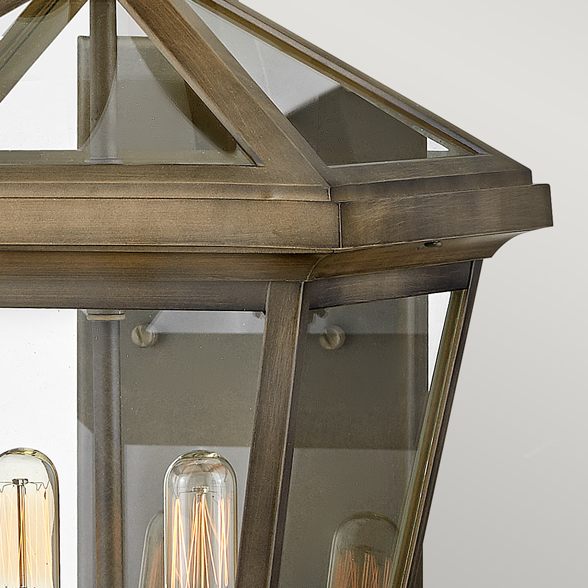 Palma Bronze udendørslampe Fra Elstead Lighting - Palma er lavet af aluminium med klart glas og tilbyder både holdbarhed og et strejf af gammeldags charme, perfekt til udendørs brug.