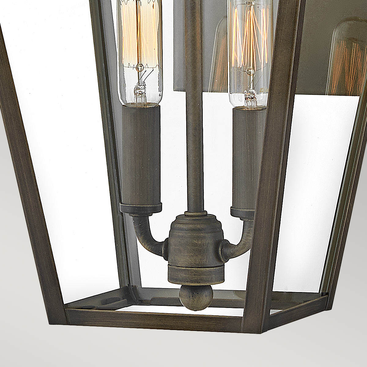 Palma Bronze udendørslampe Fra Elstead Lighting - Palma er lavet af aluminium med klart glas og tilbyder både holdbarhed og et strejf af gammeldags charme, perfekt til udendørs brug.