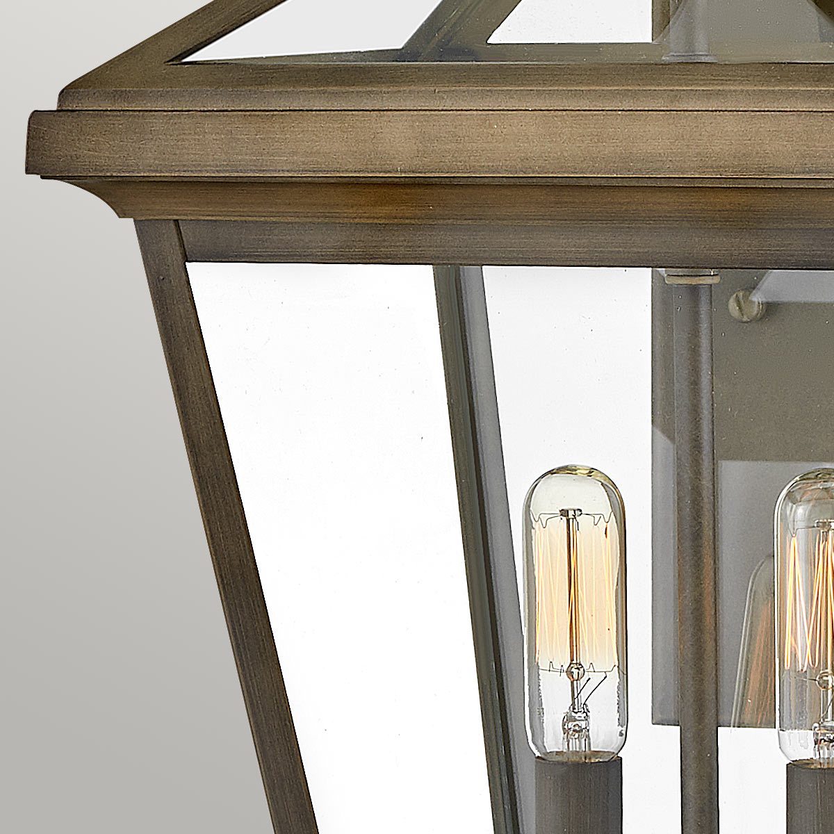 Palma Bronze udendørslampe Fra Elstead Lighting - Palma er lavet af aluminium med klart glas og tilbyder både holdbarhed og et strejf af gammeldags charme, perfekt til udendørs brug.