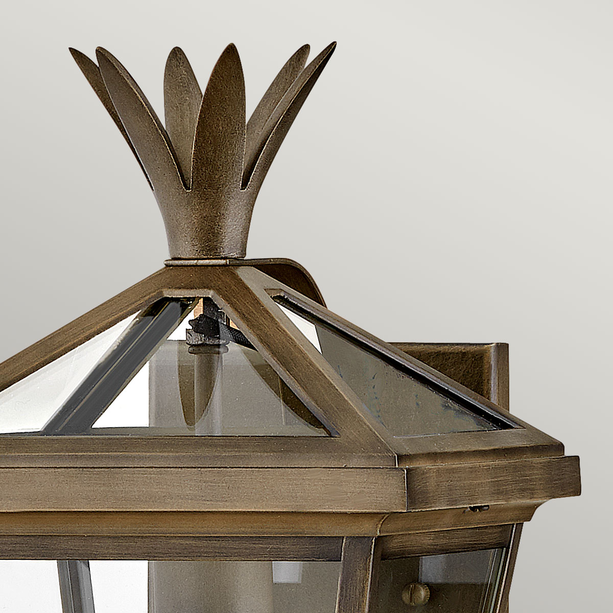 Palma Bronze udendørslampe Fra Elstead Lighting - Palma er lavet af aluminium med klart glas og tilbyder både holdbarhed og et strejf af gammeldags charme, perfekt til udendørs brug.