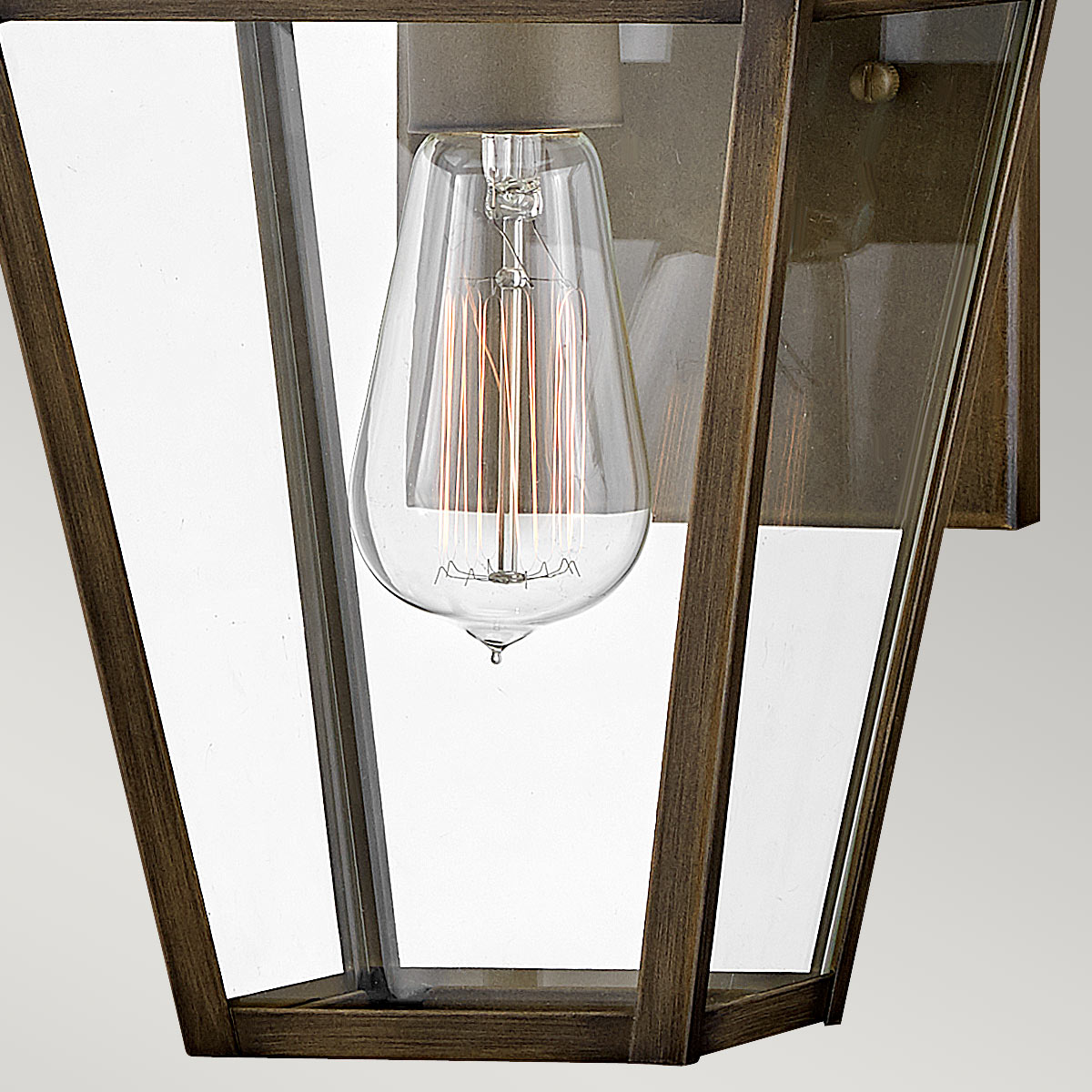 Palma Bronze udendørslampe Fra Elstead Lighting - Palma er lavet af aluminium med klart glas og tilbyder både holdbarhed og et strejf af gammeldags charme, perfekt til udendørs brug.