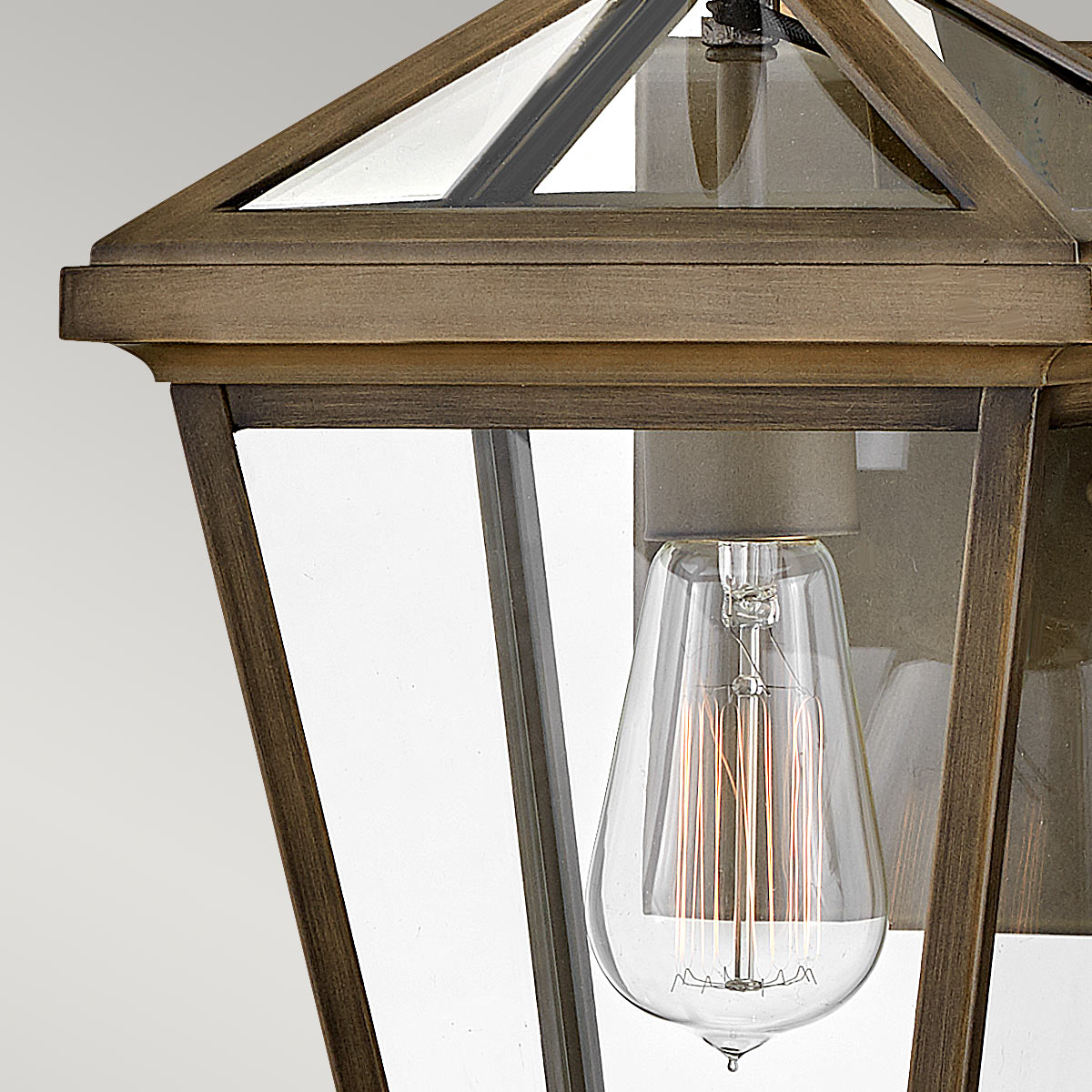 Palma Bronze udendørslampe Fra Elstead Lighting - Palma er lavet af aluminium med klart glas og tilbyder både holdbarhed og et strejf af gammeldags charme, perfekt til udendørs brug.