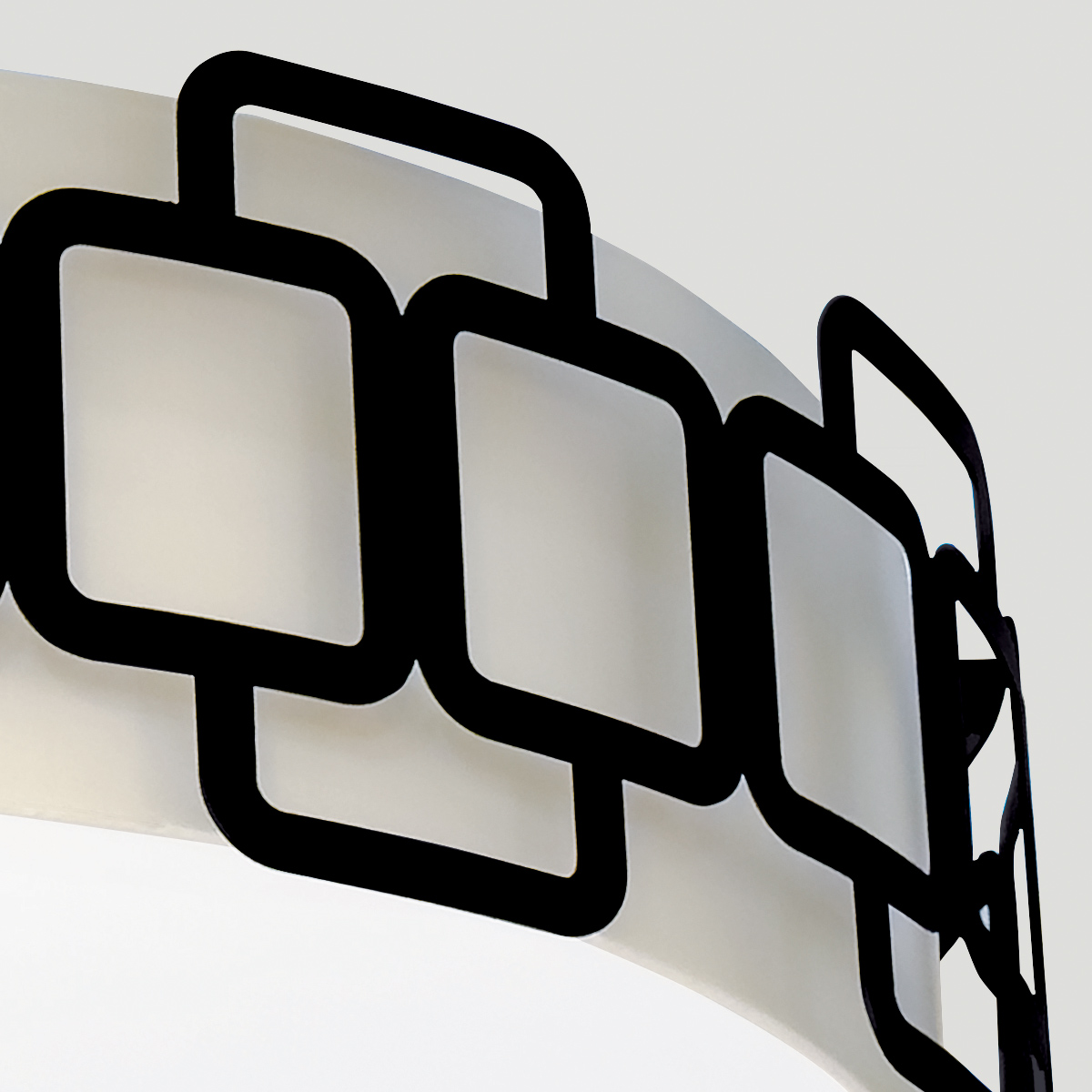 Sabina Ø57 Sort plafond Fra Elstead Lighting - Nedenunder er en bundplade i hvid plastik, der spreder lyset j&aelig;vnt og bl&aelig;ndfrit i rummet.