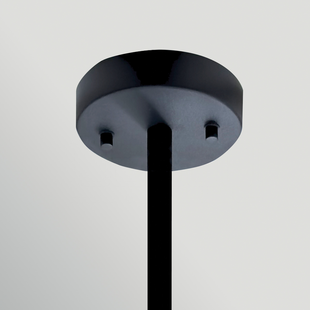 Sabina Ø57 Sort loftslampe Fra Elstead Lighting - Nedenunder er en bundplade i hvid plastik, der spreder lyset j&aelig;vnt og bl&aelig;ndfrit i rummet.